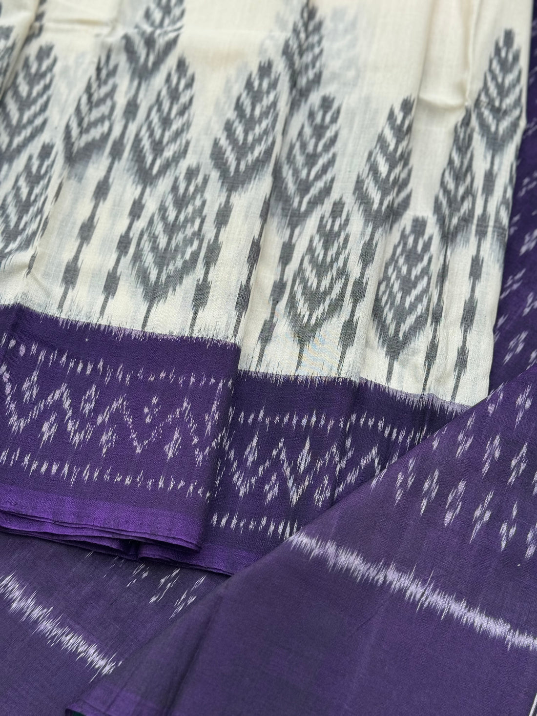 Ivory white with Ganga jamuna border handwoven weft single ikkat cotton saree