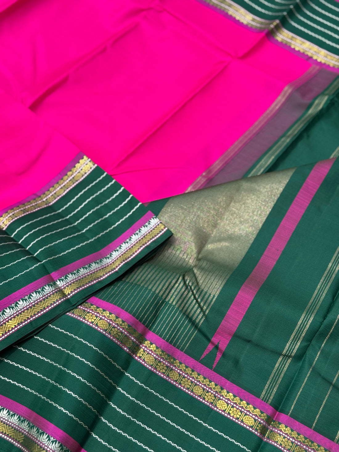 The masterfully crafted neli veldhari Kanchivaram silk saree features subtle pattu rose pink