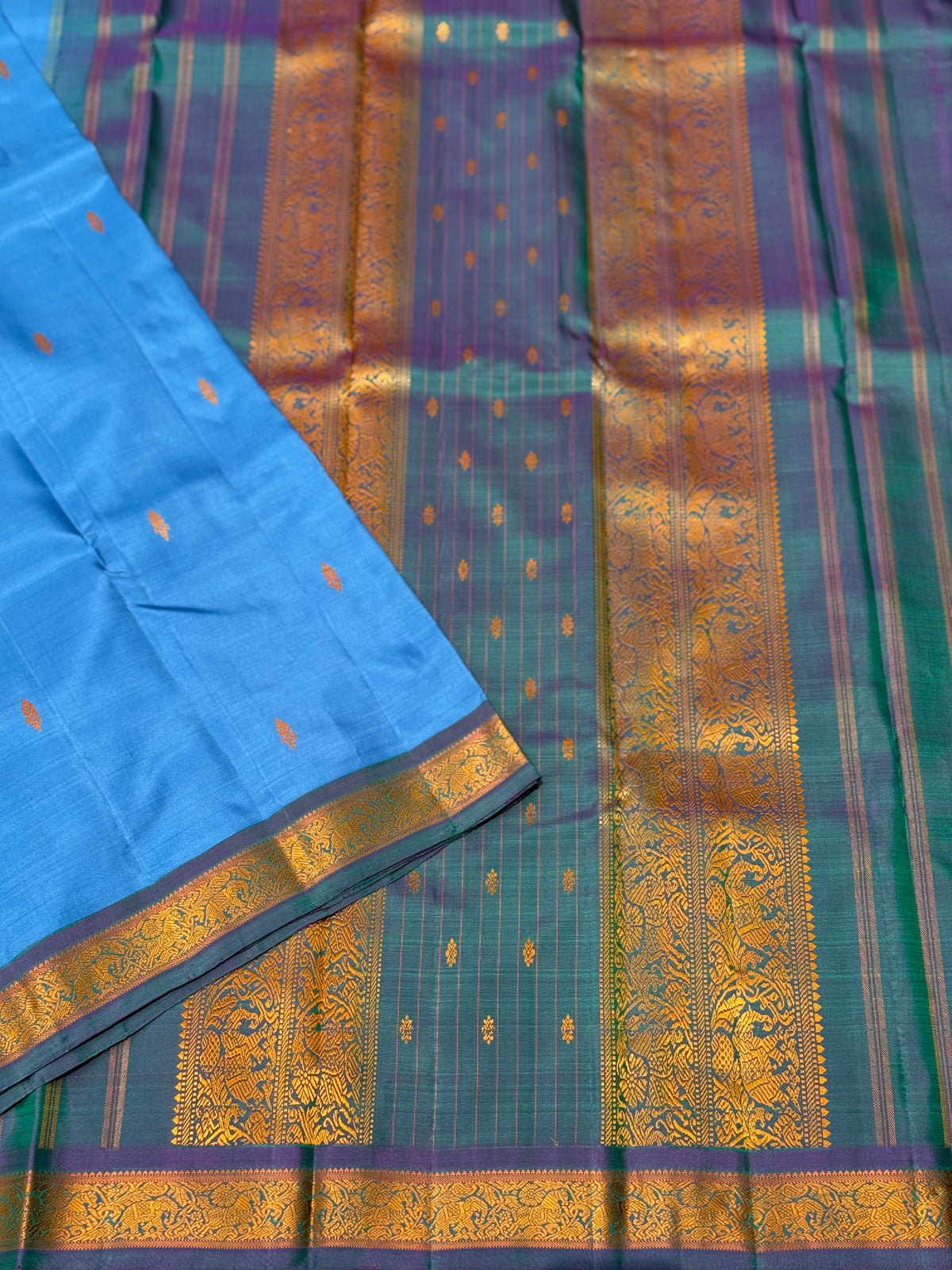 The masterfully crafted mayikazhuthu with blue Kanchivaram silk saree