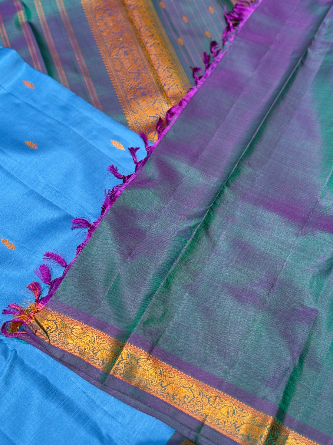 The masterfully crafted mayikazhuthu with blue Kanchivaram silk saree