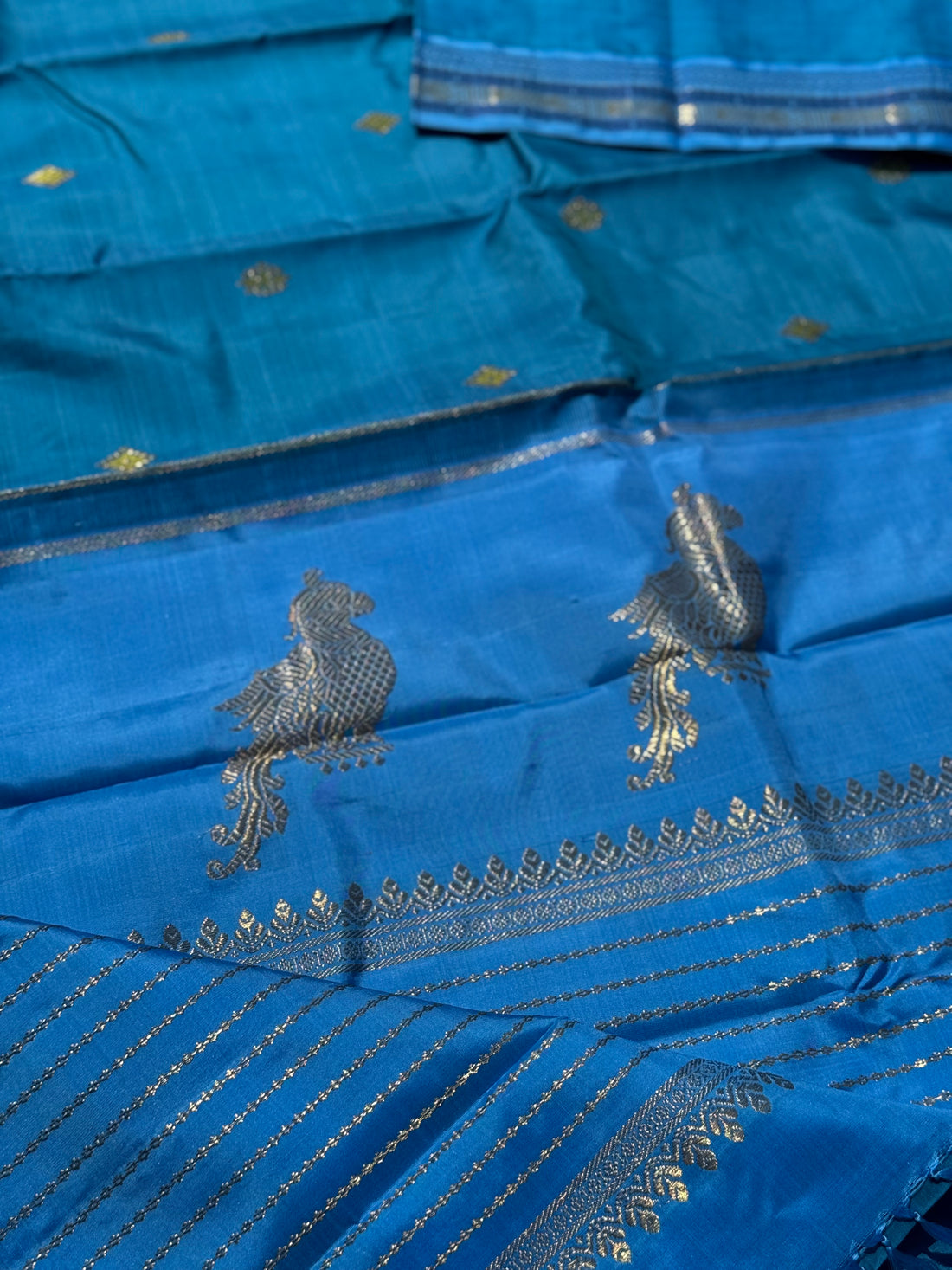 A deep blue meenpettu border kanchivaram silk with a classic kili pallu