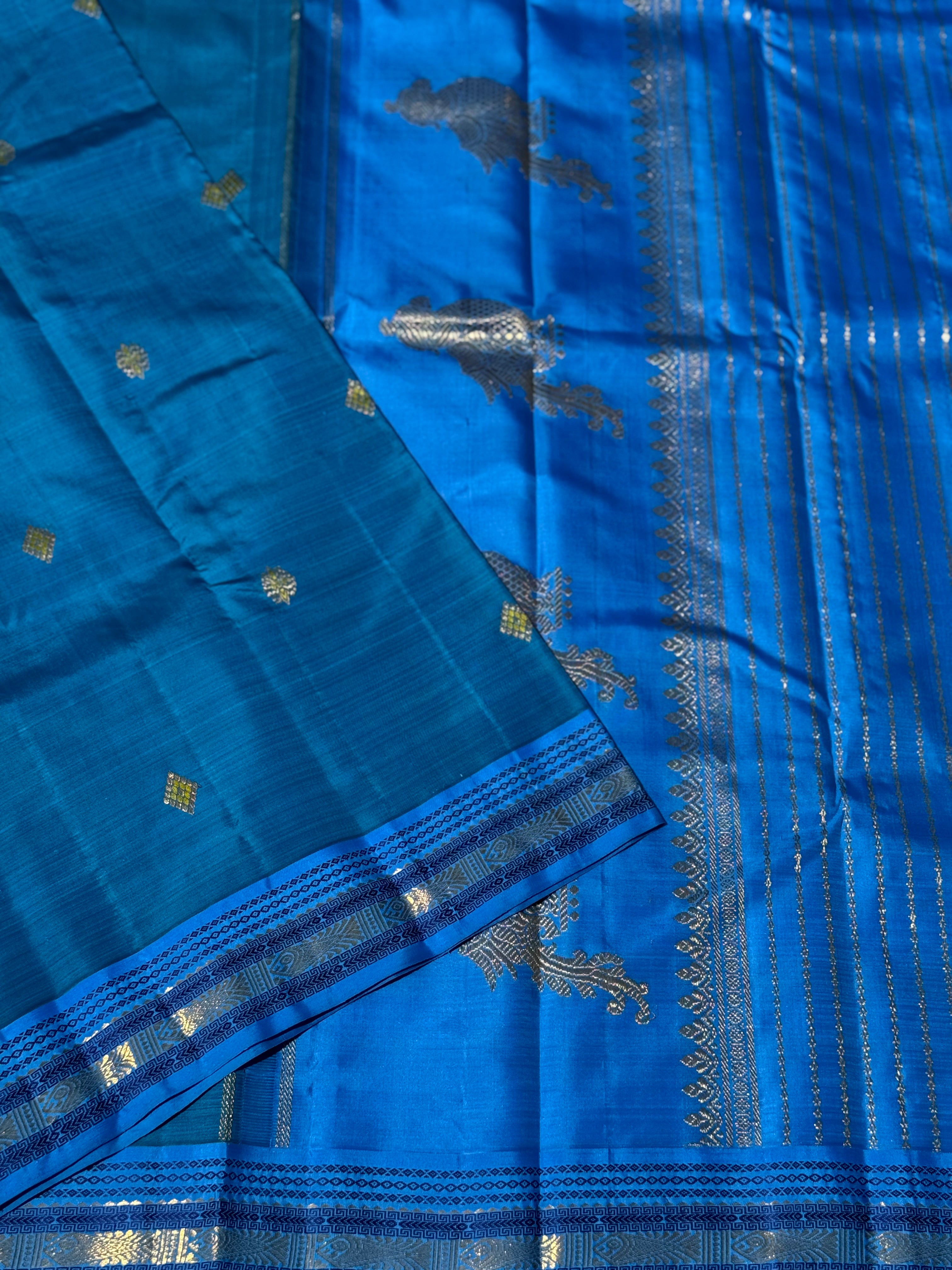 A deep blue meenpettu border kanchivaram silk with a classic kili pallu