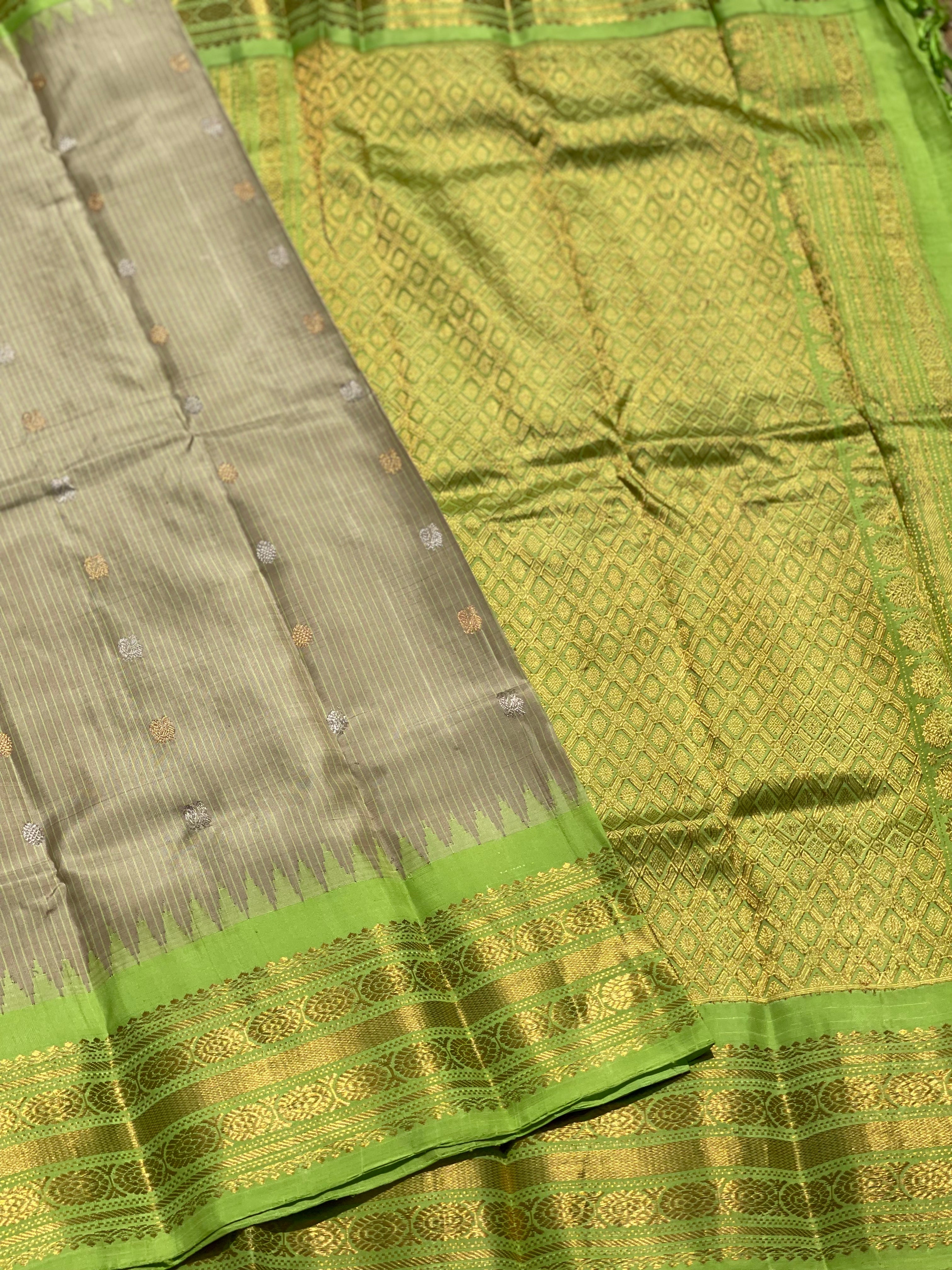 A Stunner Metallic with fern green Gadwal Silk Saree with Kuttu border