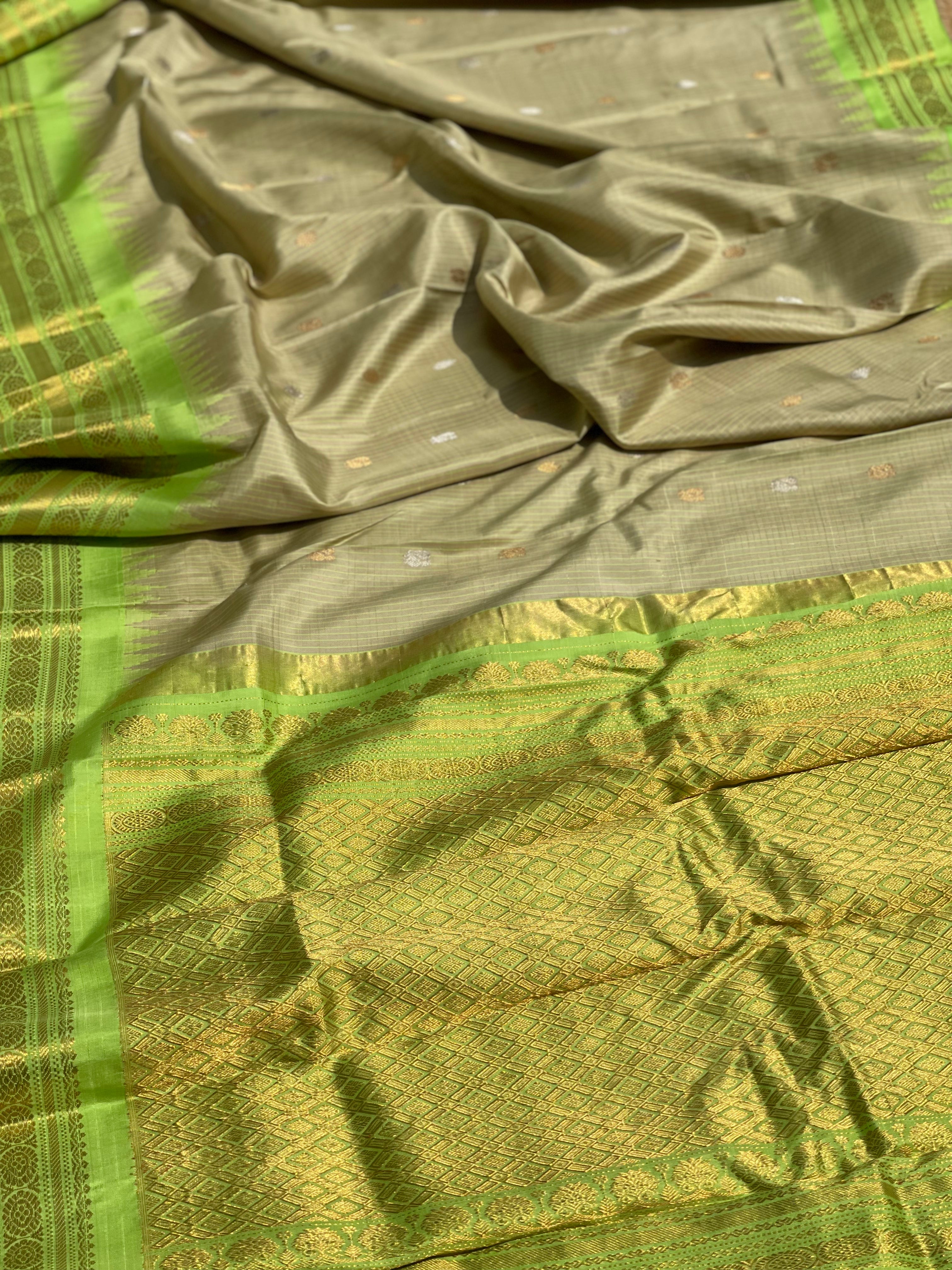 A Stunner Metallic with fern green Gadwal Silk Saree with Kuttu border