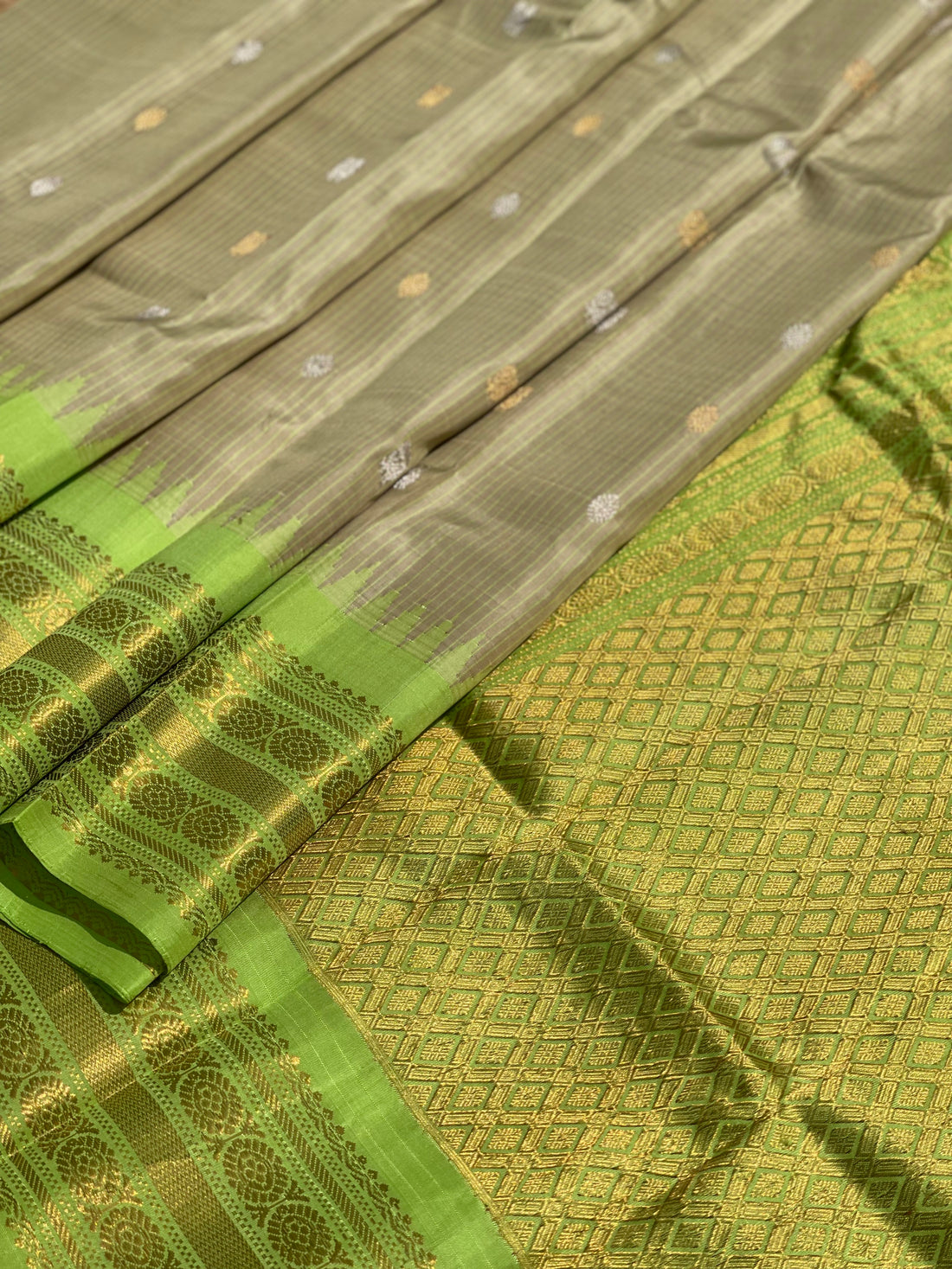 A Stunner Metallic with fern green Gadwal Silk Saree with Kuttu border