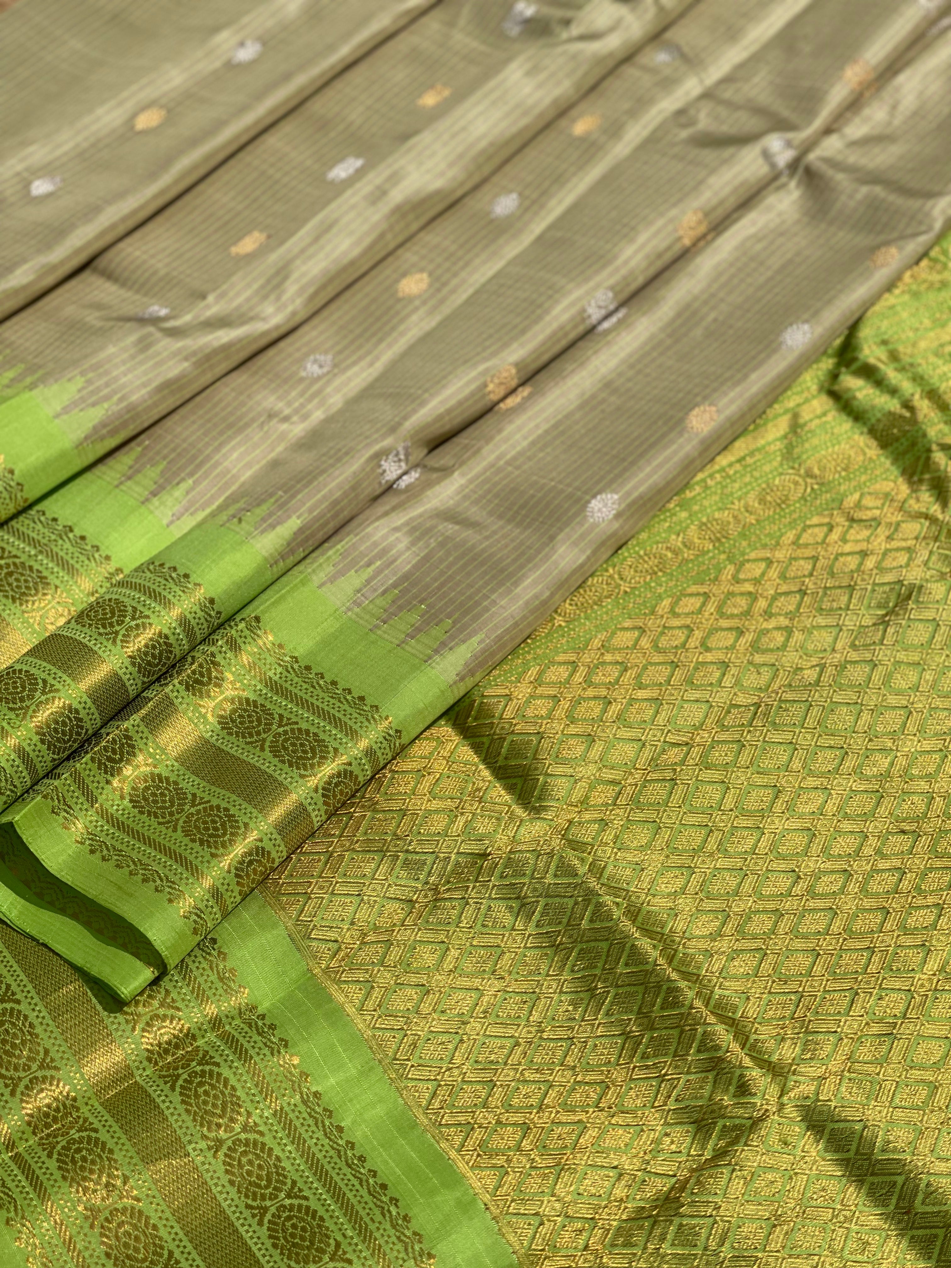 A Stunner Metallic with fern green Gadwal Silk Saree with Kuttu border