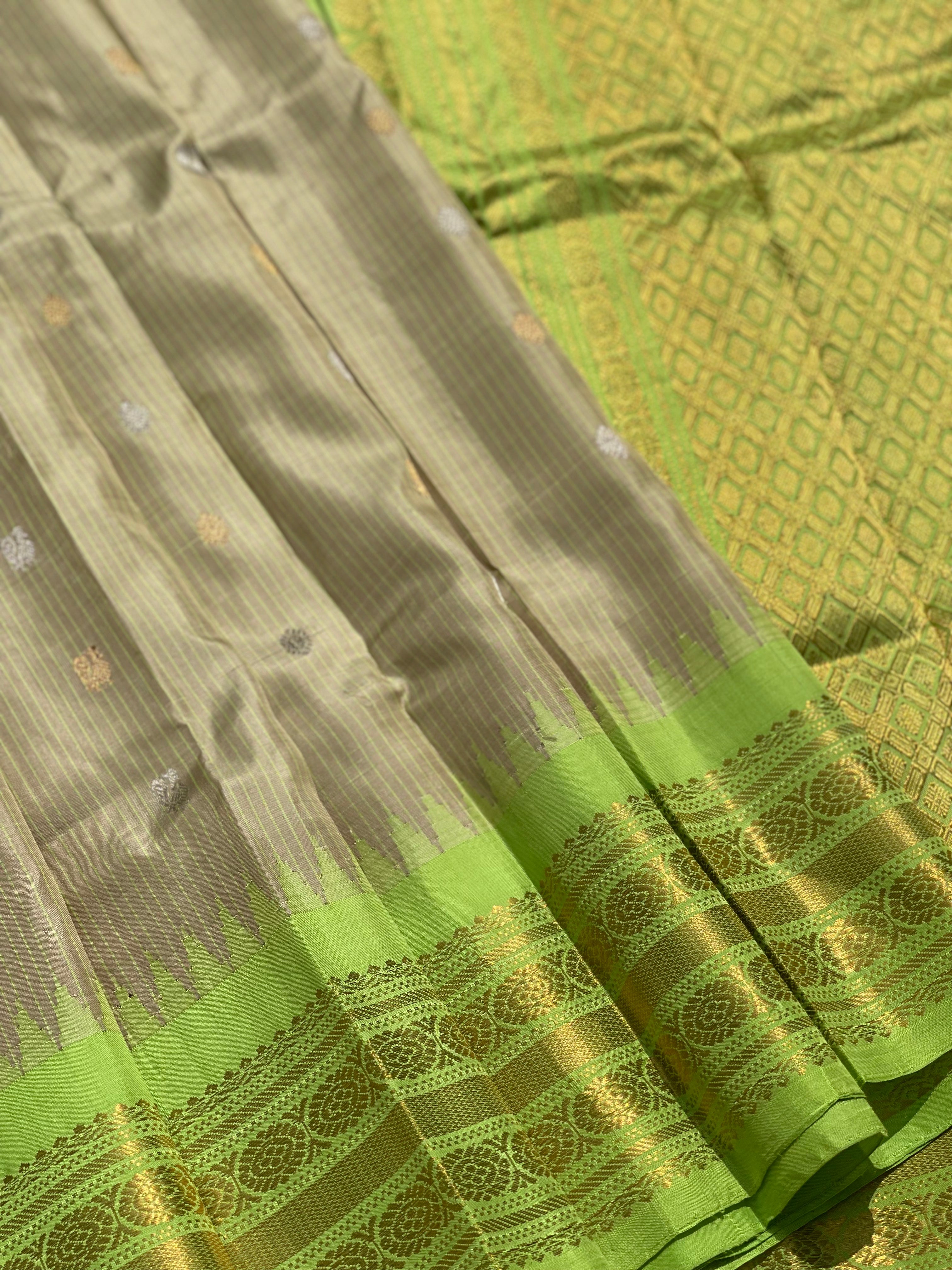 A Stunner Metallic with fern green Gadwal Silk Saree with Kuttu border