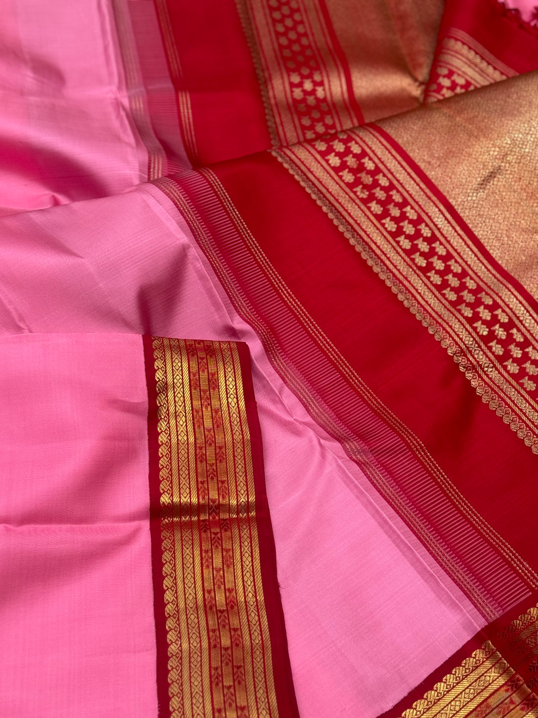 A gorgeous masterpiece in a very unique pink with arakku shade meenpettu border, korvai Kanchivaram silk saree