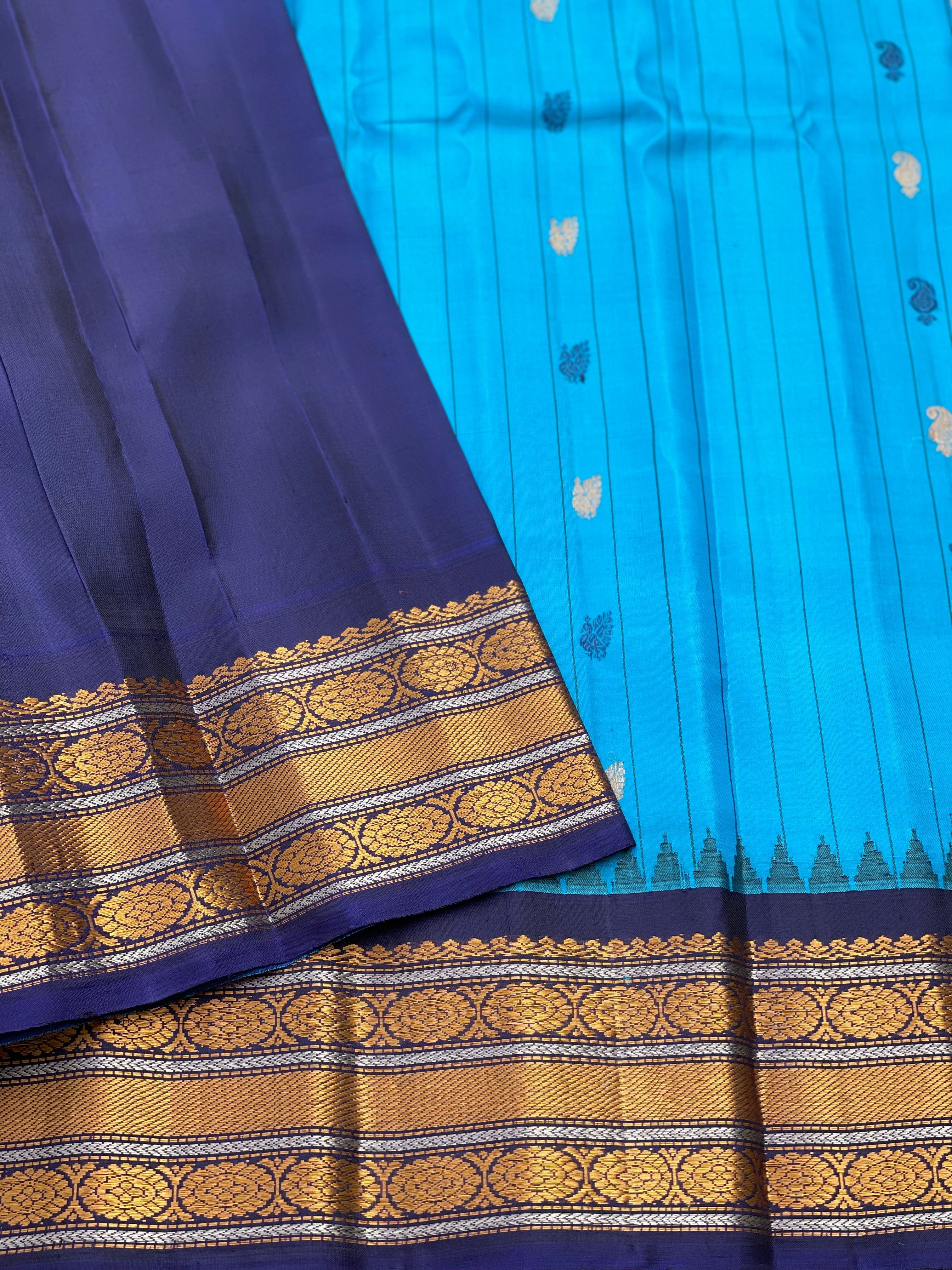 Gorgeous blue Gadwal Silk Saree with deep midnight blue Kanchi Turning Border