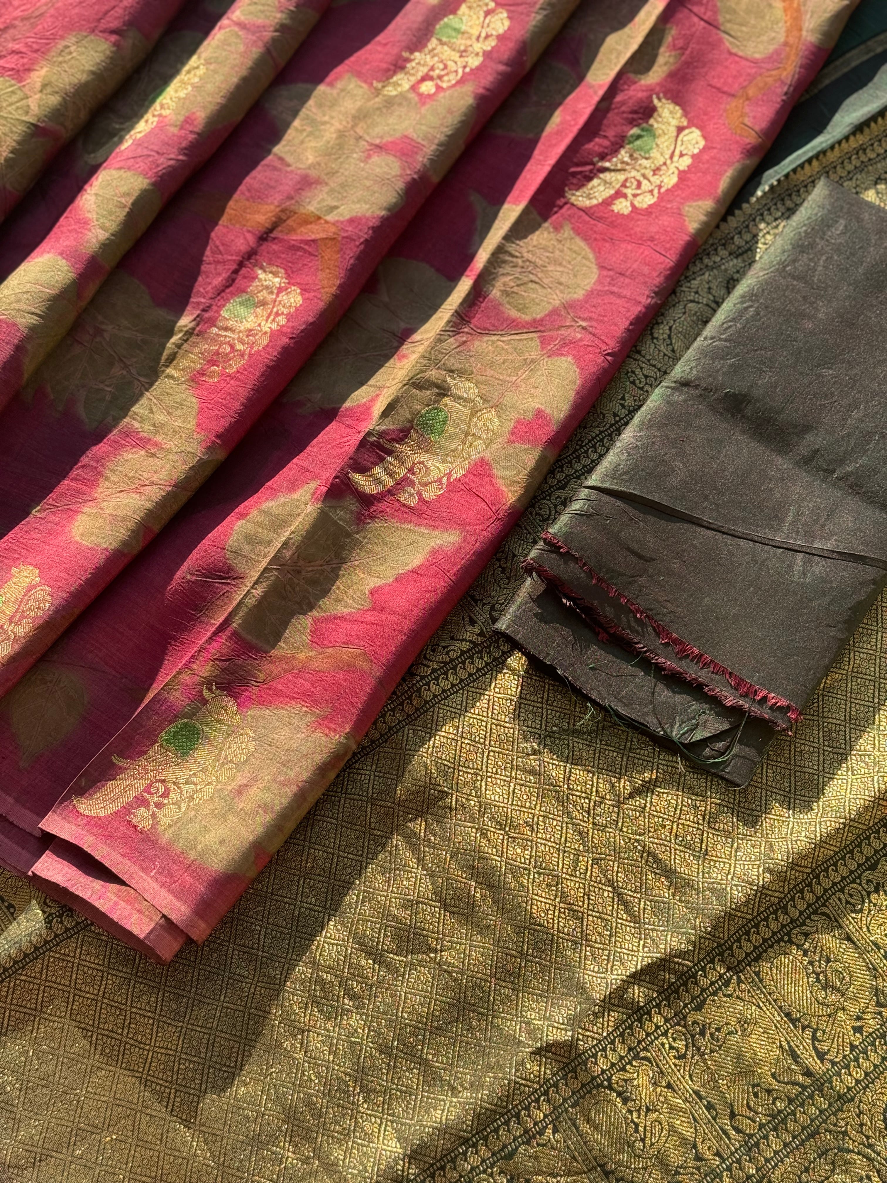A stunningly gorgeous MAUVE PINK or Beet pink Borderless kanchivaram silk saree with Ecoprints