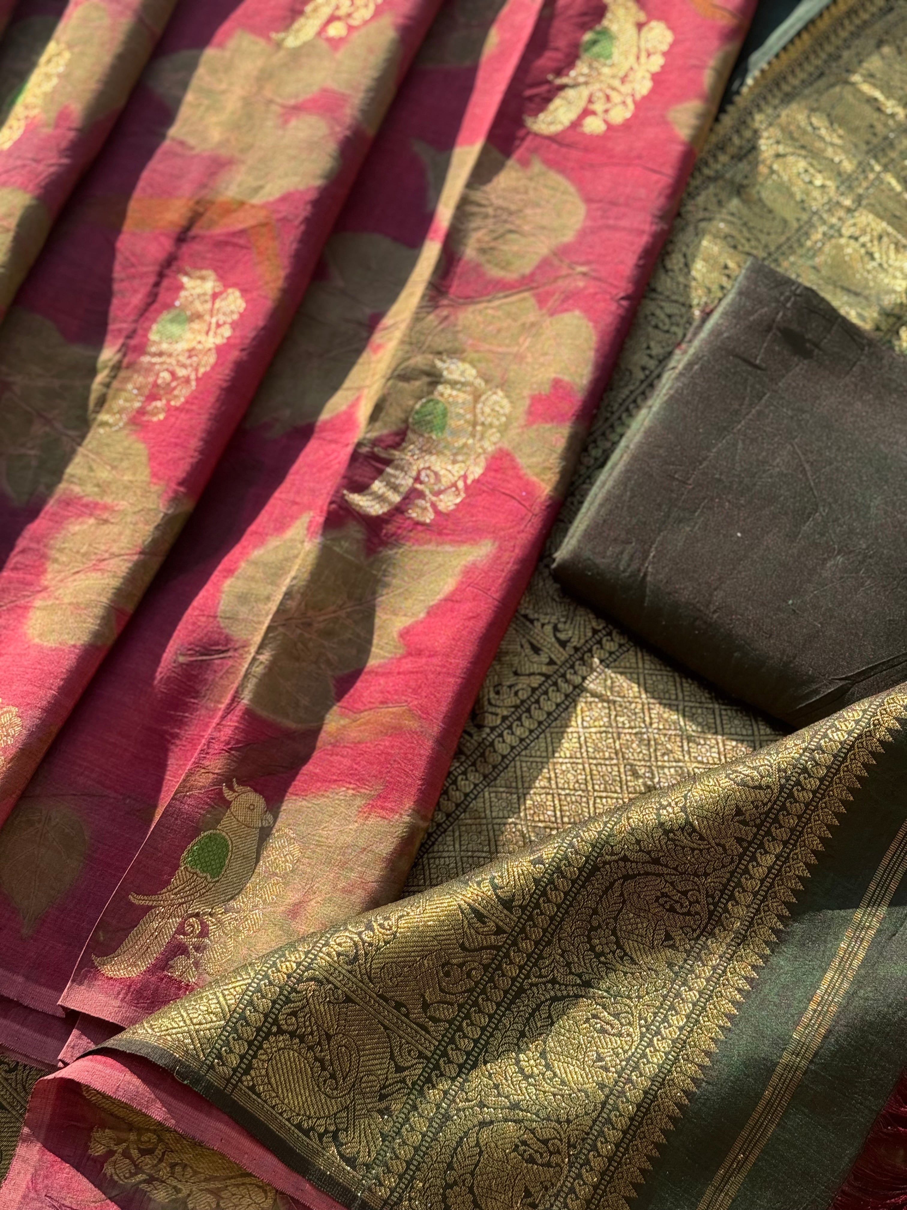 A stunningly gorgeous MAUVE PINK or Beet pink Borderless kanchivaram silk saree with Ecoprints