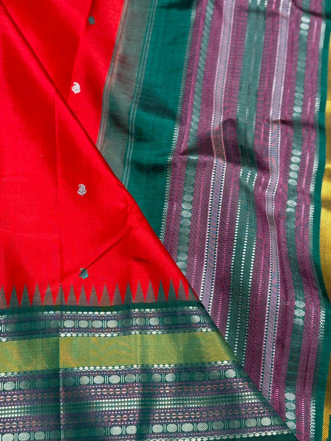 The stunner tomato red with green shade korvai kanchivaram silk saree with thread work korvai
