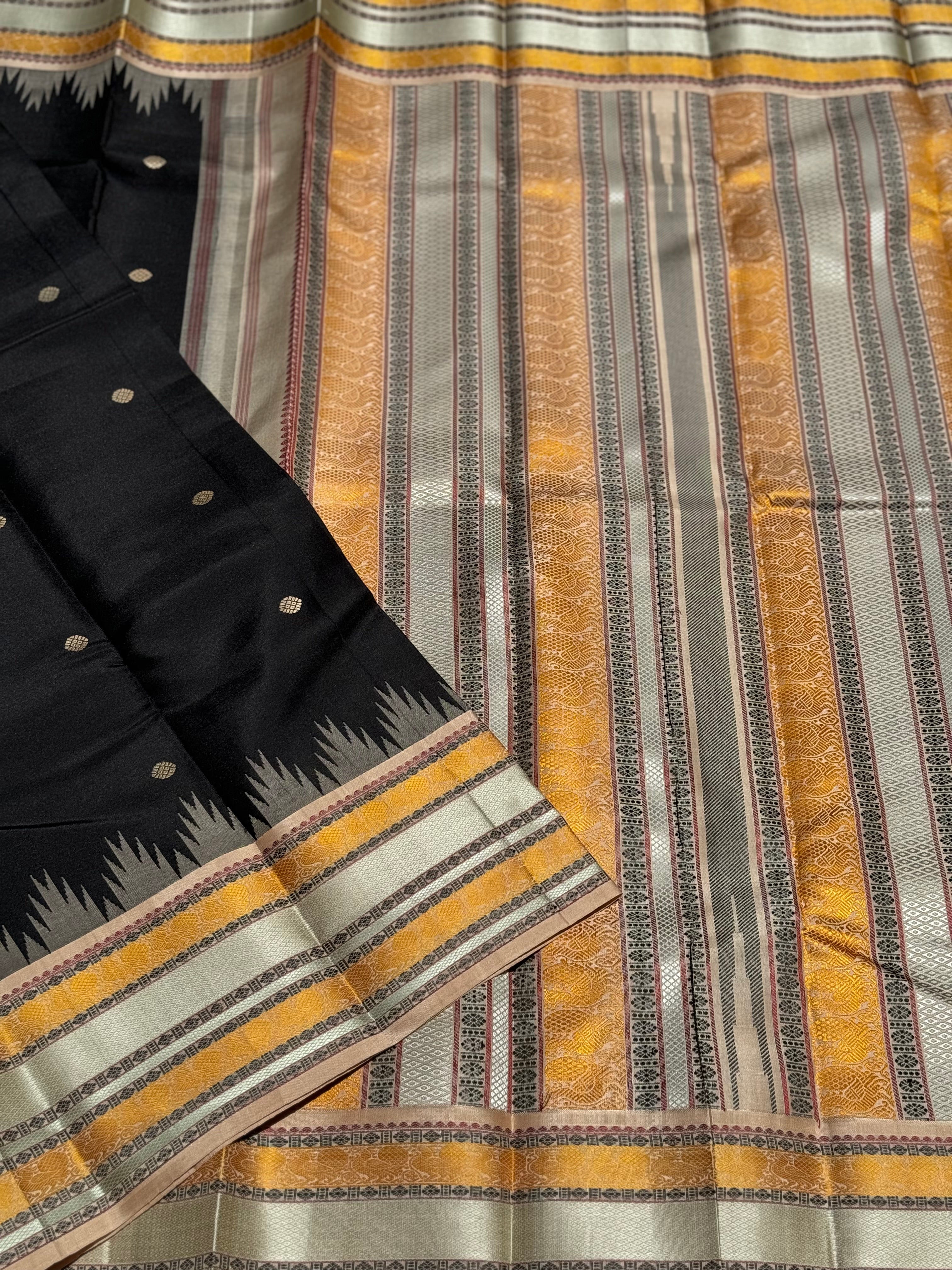 The No Zari stark black beauty with offwhite korvai kanchivaram silk saree