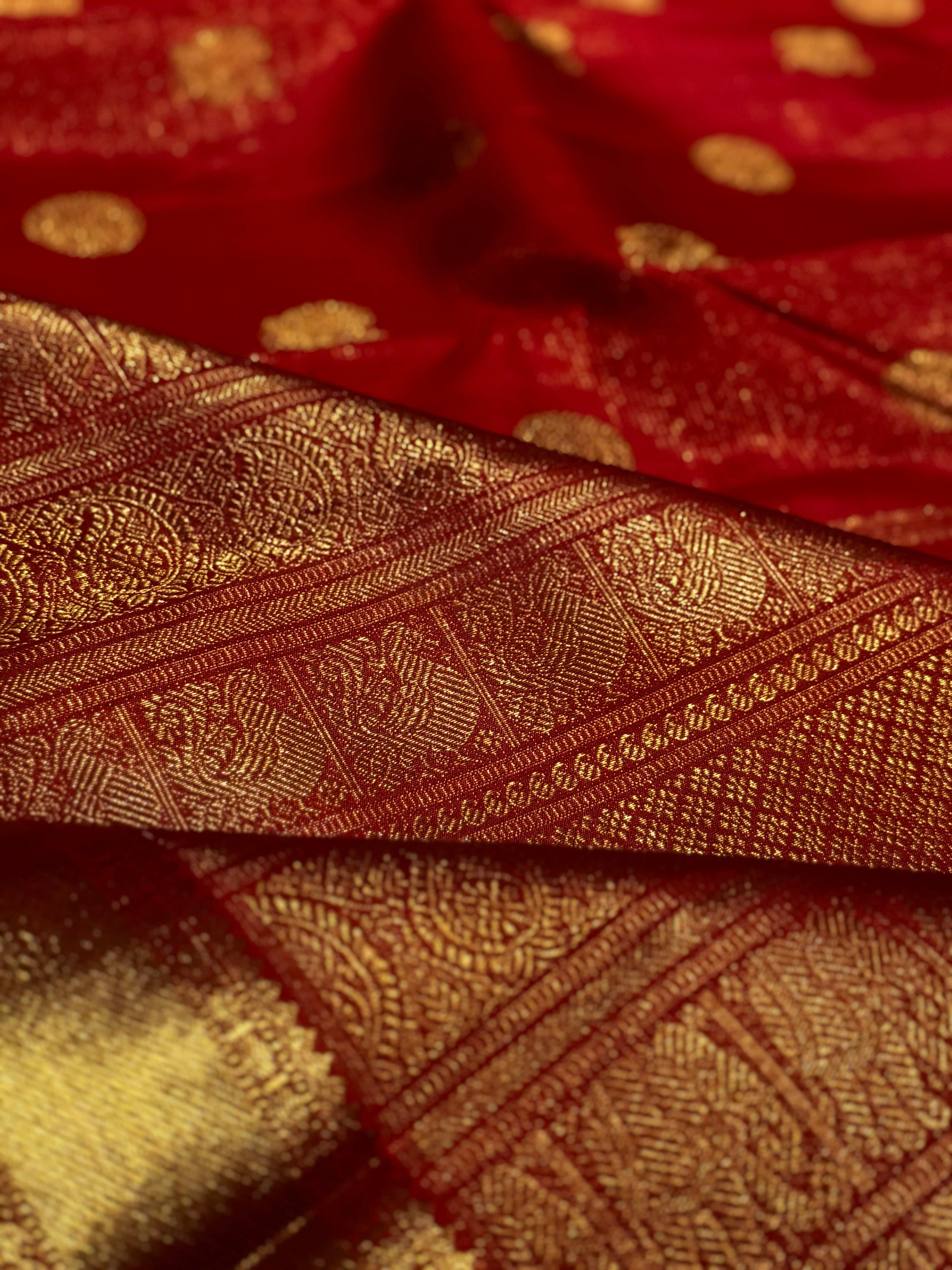 The gorgeous masterpiece woven bridal red vairaoosi kanchivaram silk Saree