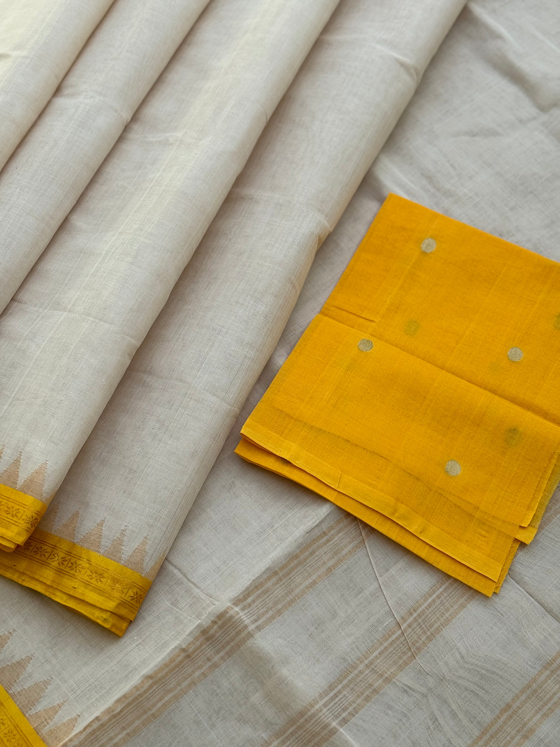 A subtle elegant ponduru Khadhi handspun with dobby silk border