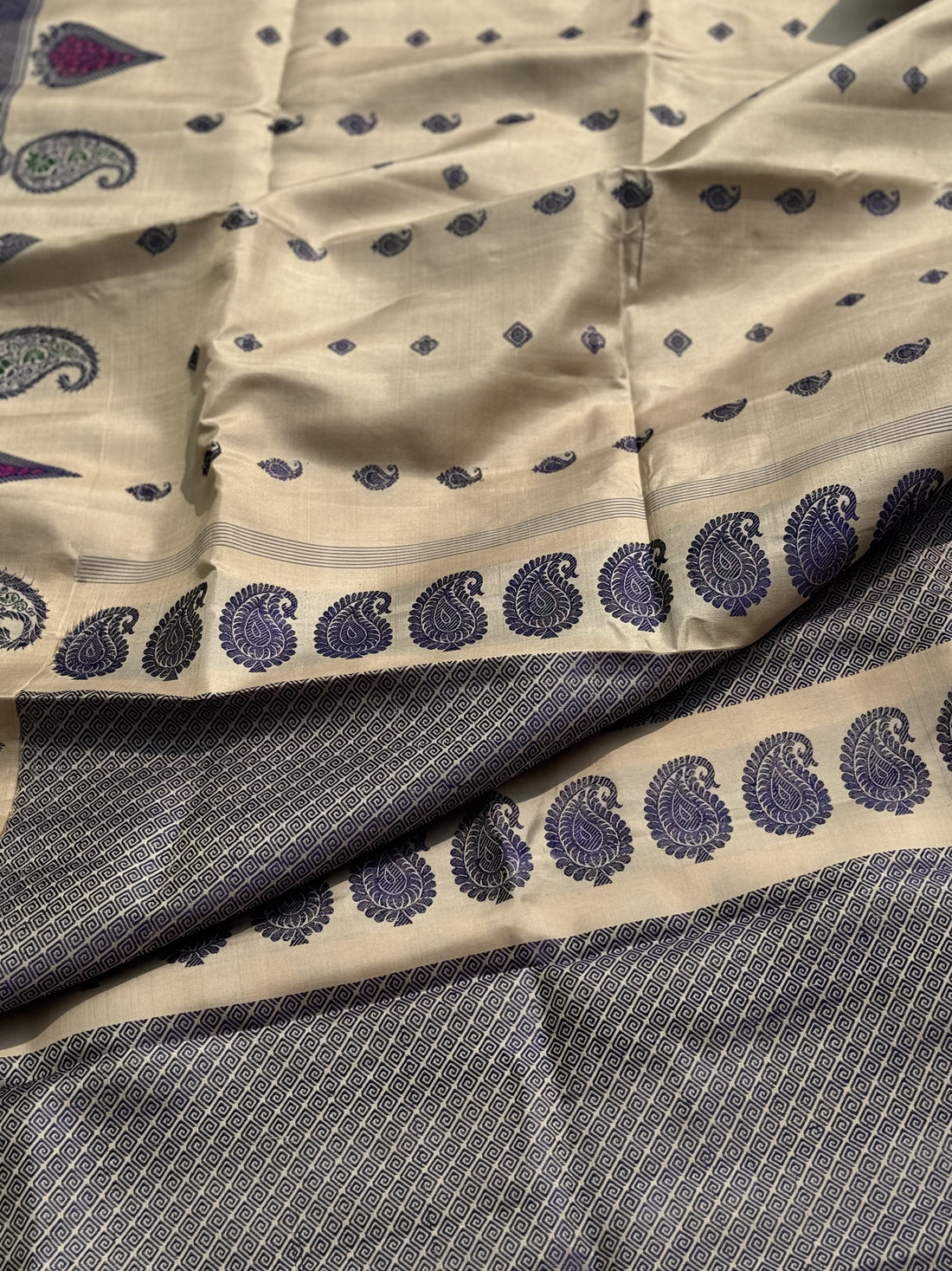 A gorgeous No Zari ivory with lavender with pink handwoven soft and lustrous gadwal silk saree