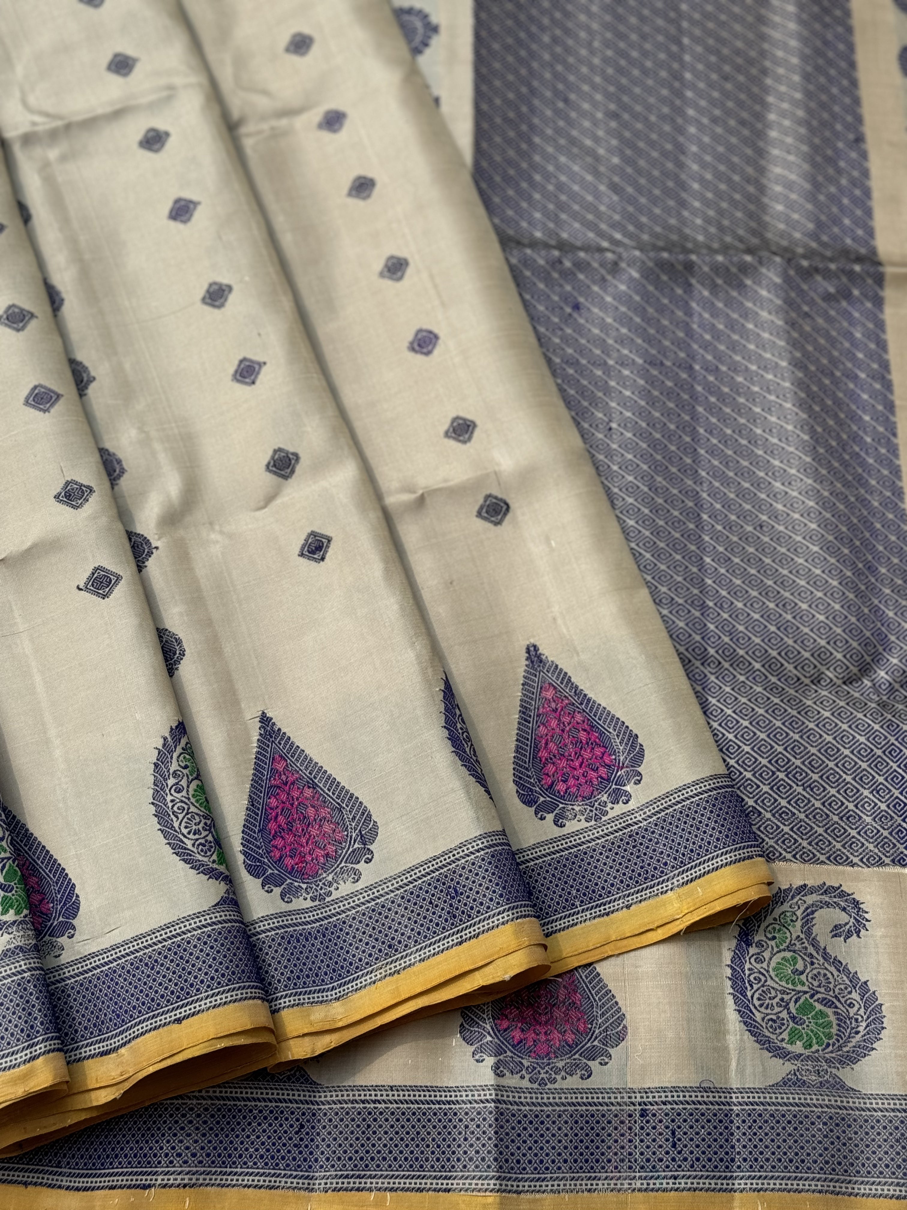 A gorgeous No Zari ivory with lavender with pink handwoven soft and lustrous gadwal silk saree