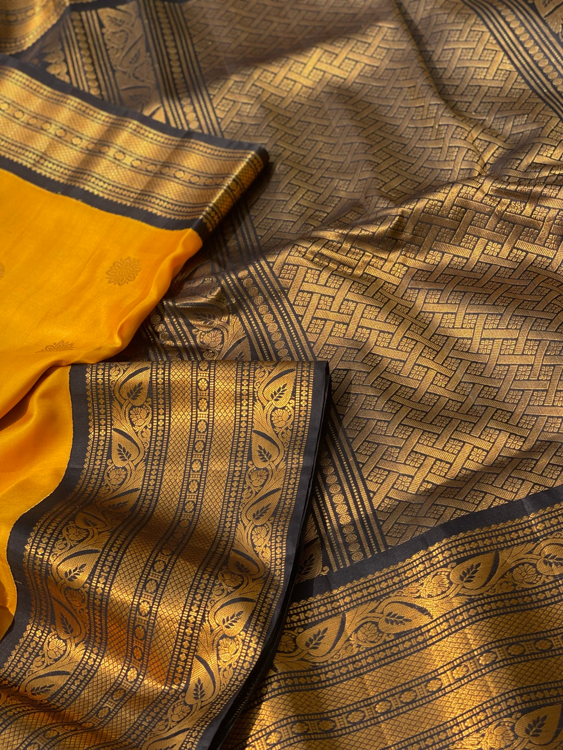 Handwoven Gadwal Silk With Kanchi Kuttu Border In Contrast Black And Grand Pallu Saree