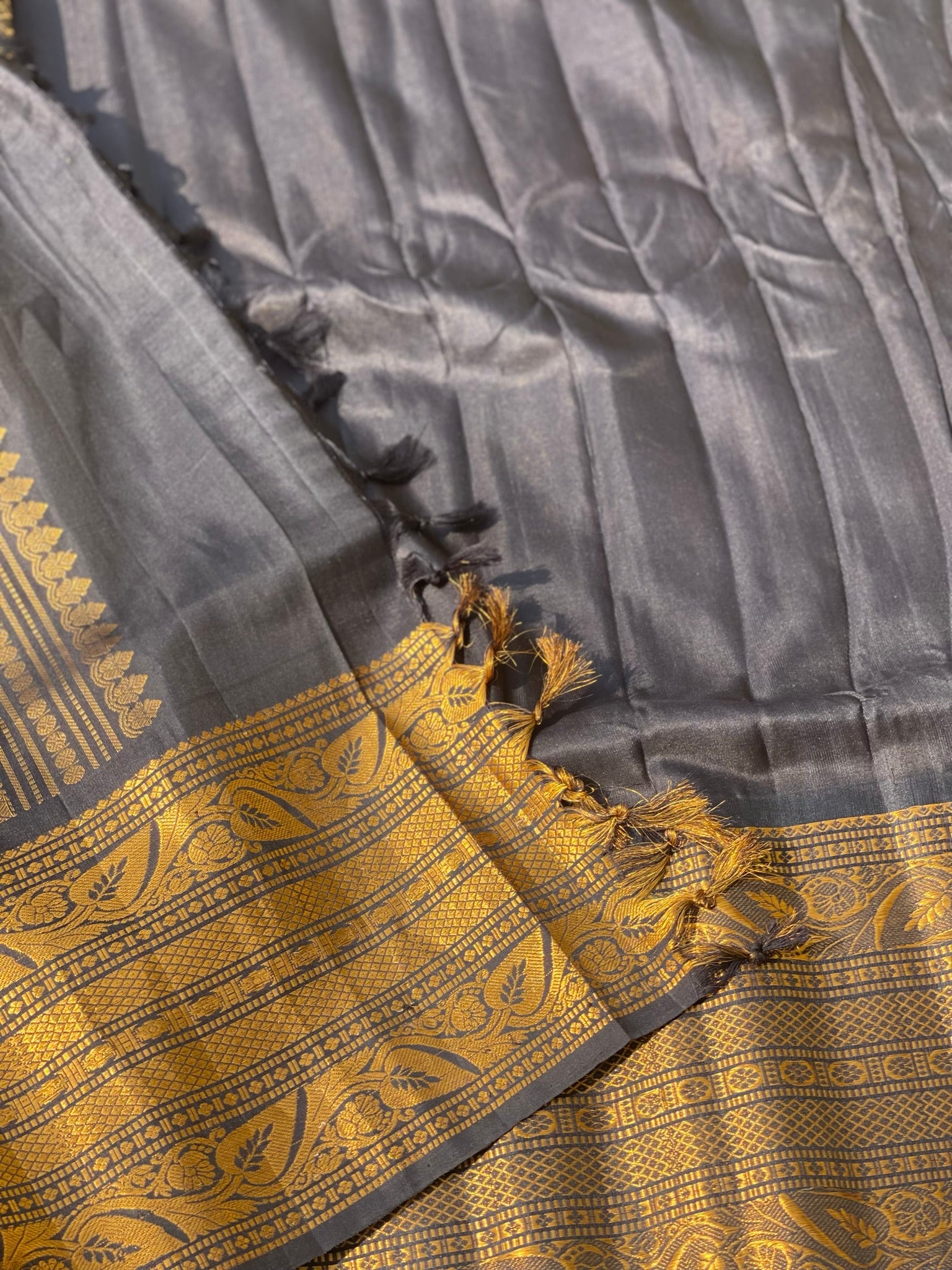 Handwoven Gadwal Silk With Kanchi Kuttu Border In Contrast Black And Grand Pallu Saree