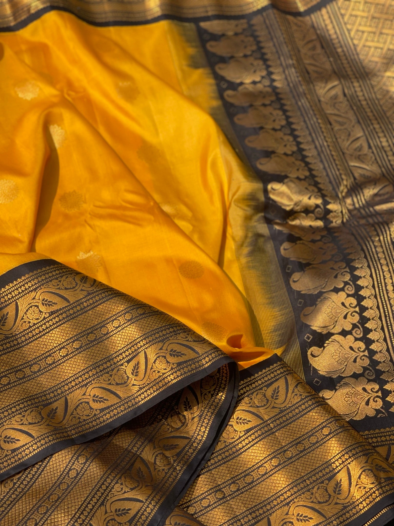 Handwoven Gadwal Silk With Kanchi Kuttu Border In Contrast Black And Grand Pallu Saree