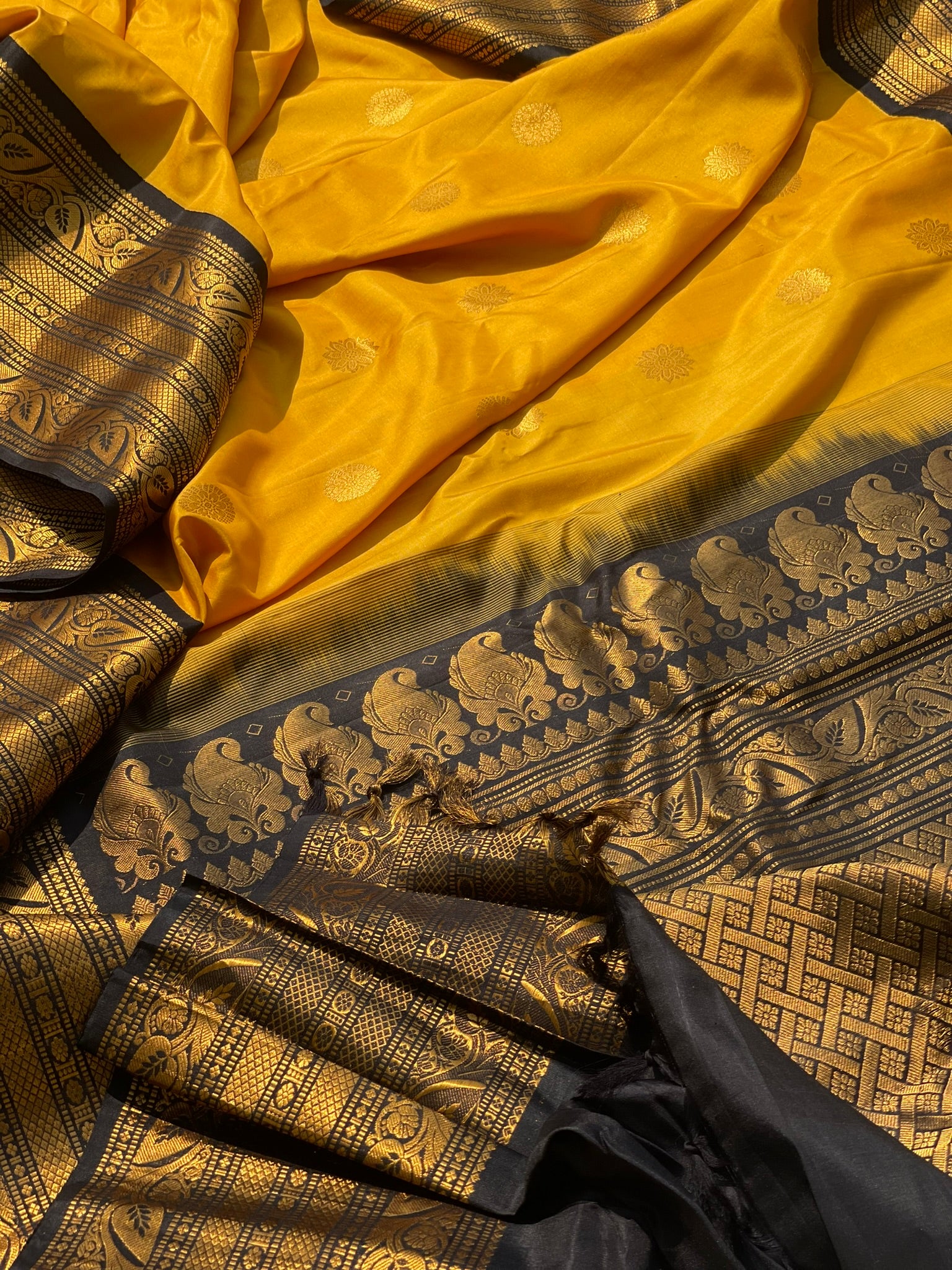 Handwoven Gadwal Silk With Kanchi Kuttu Border In Contrast Black And Grand Pallu Saree