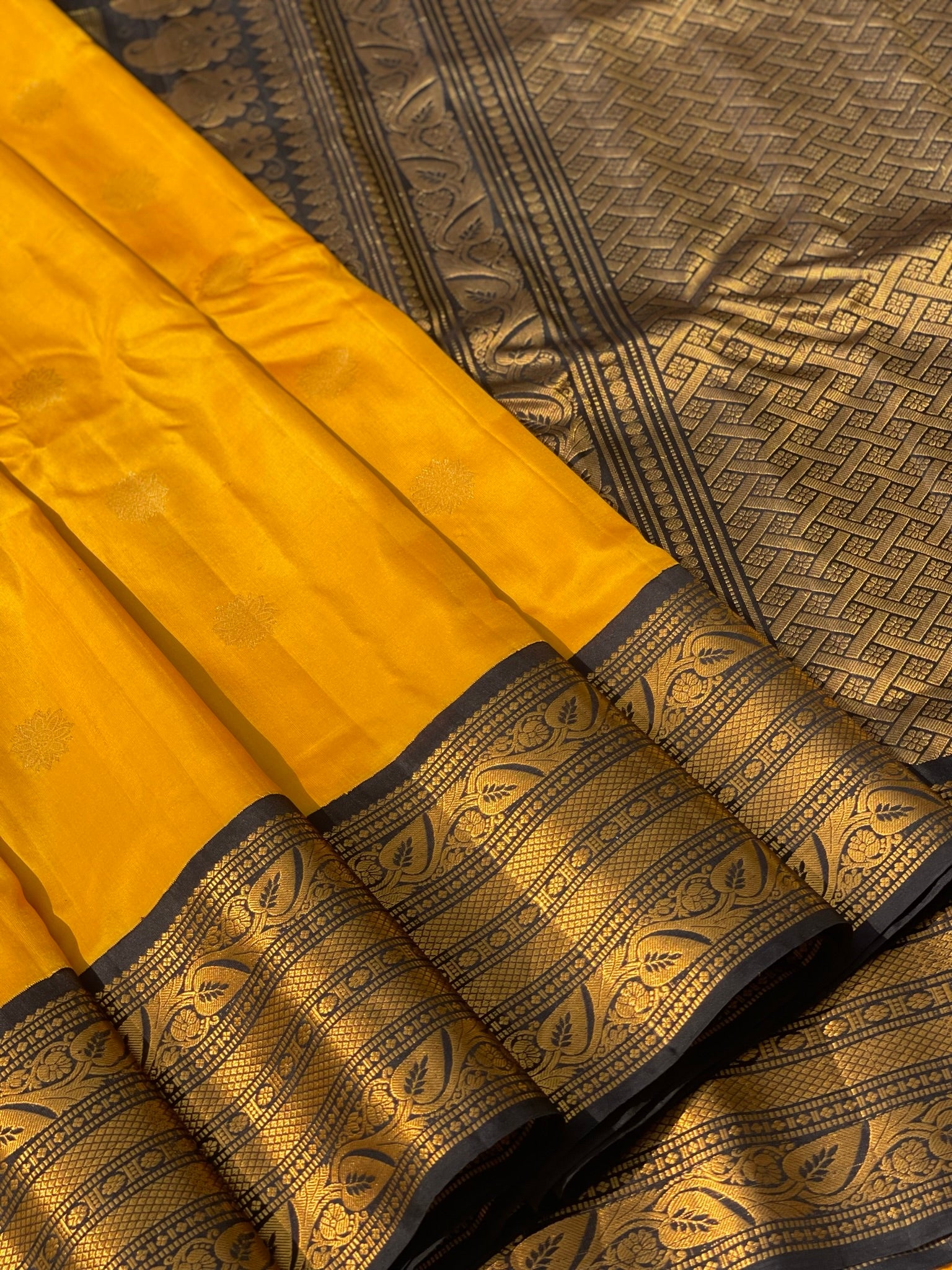 Handwoven Gadwal Silk With Kanchi Kuttu Border In Contrast Black And Grand Pallu Saree