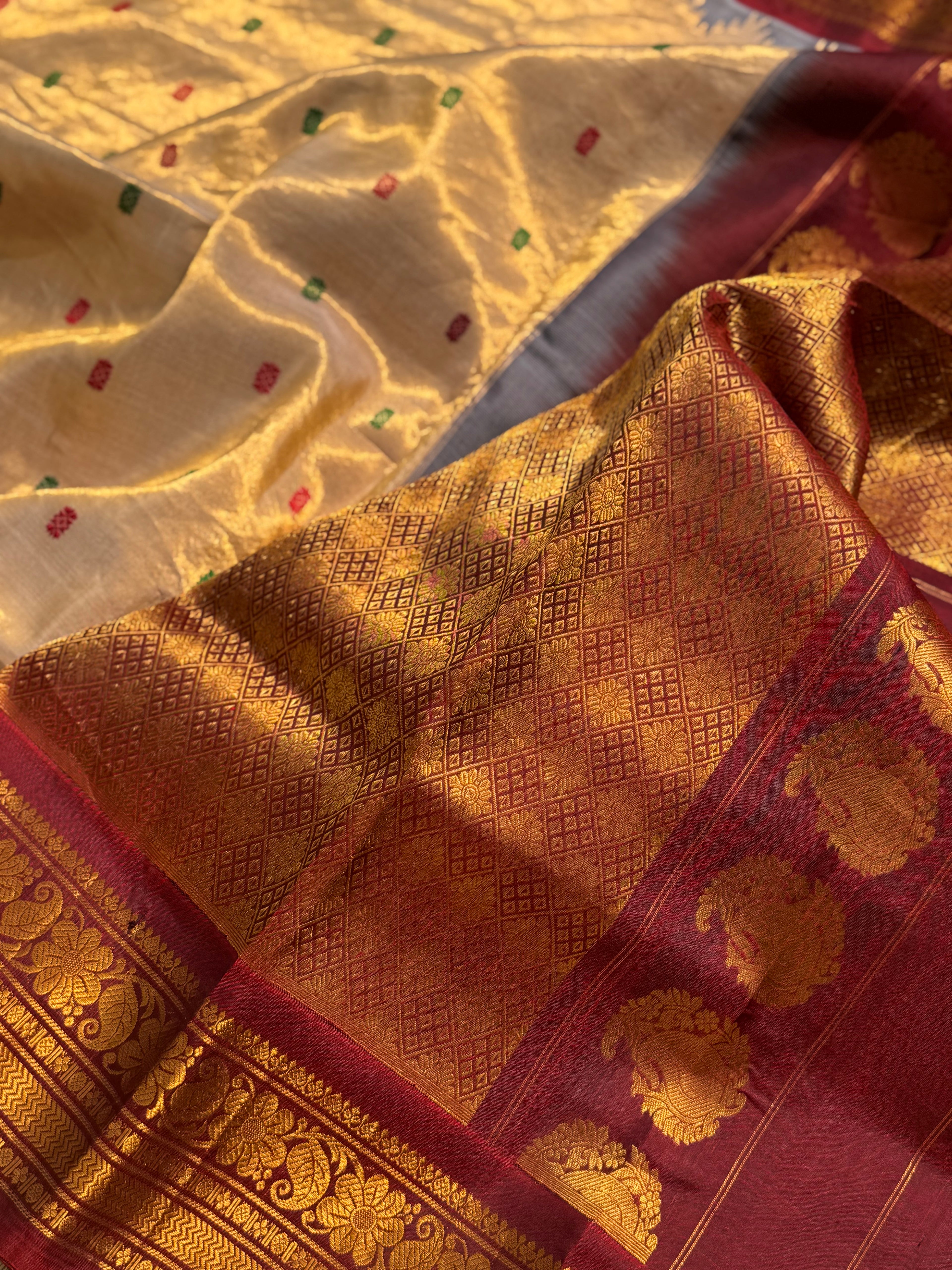 A stunner showstopper Handloom gadwal tissue silk saree with kuttu border