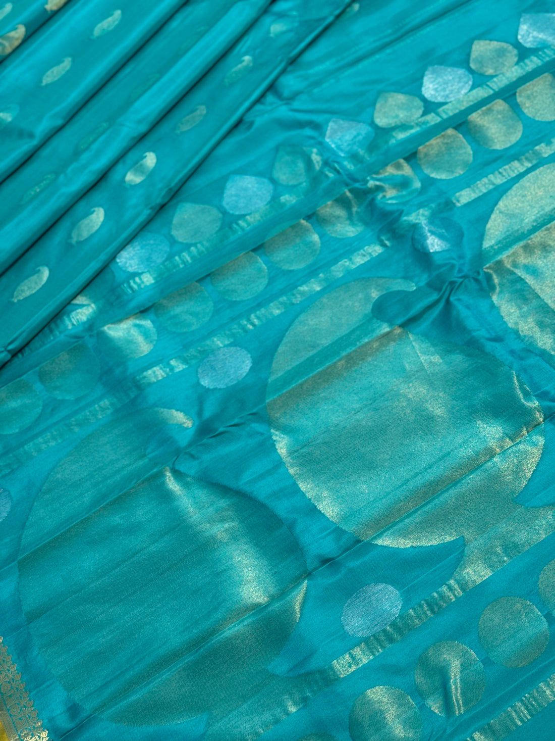 Handwoven kuttu gadwal silk saree with zari floating weave inspired from ettukol