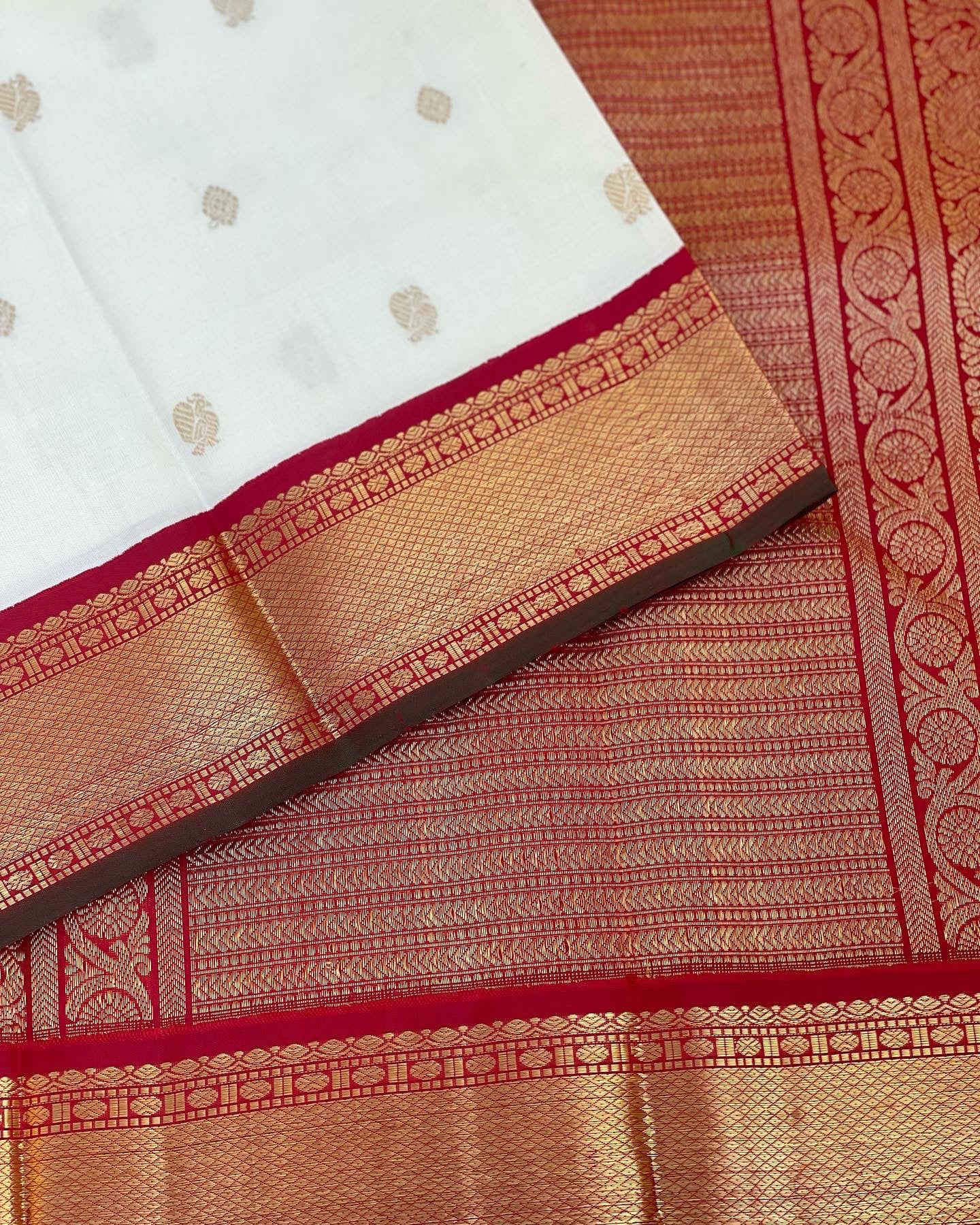 Traditional Korvai Kanchivaram Silk Saree In Offwhite With Red