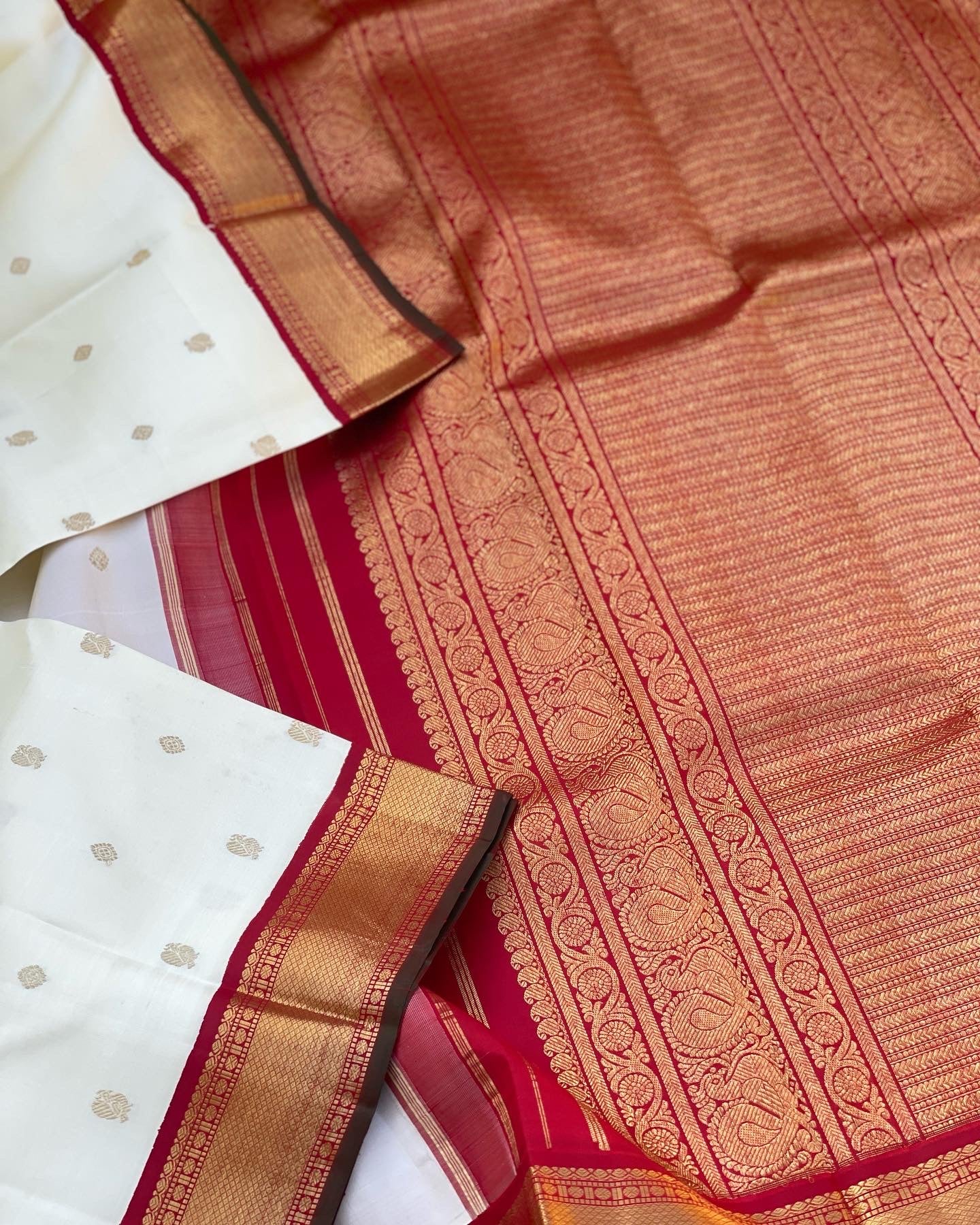 Traditional Korvai Kanchivaram Silk Saree In Offwhite With Red