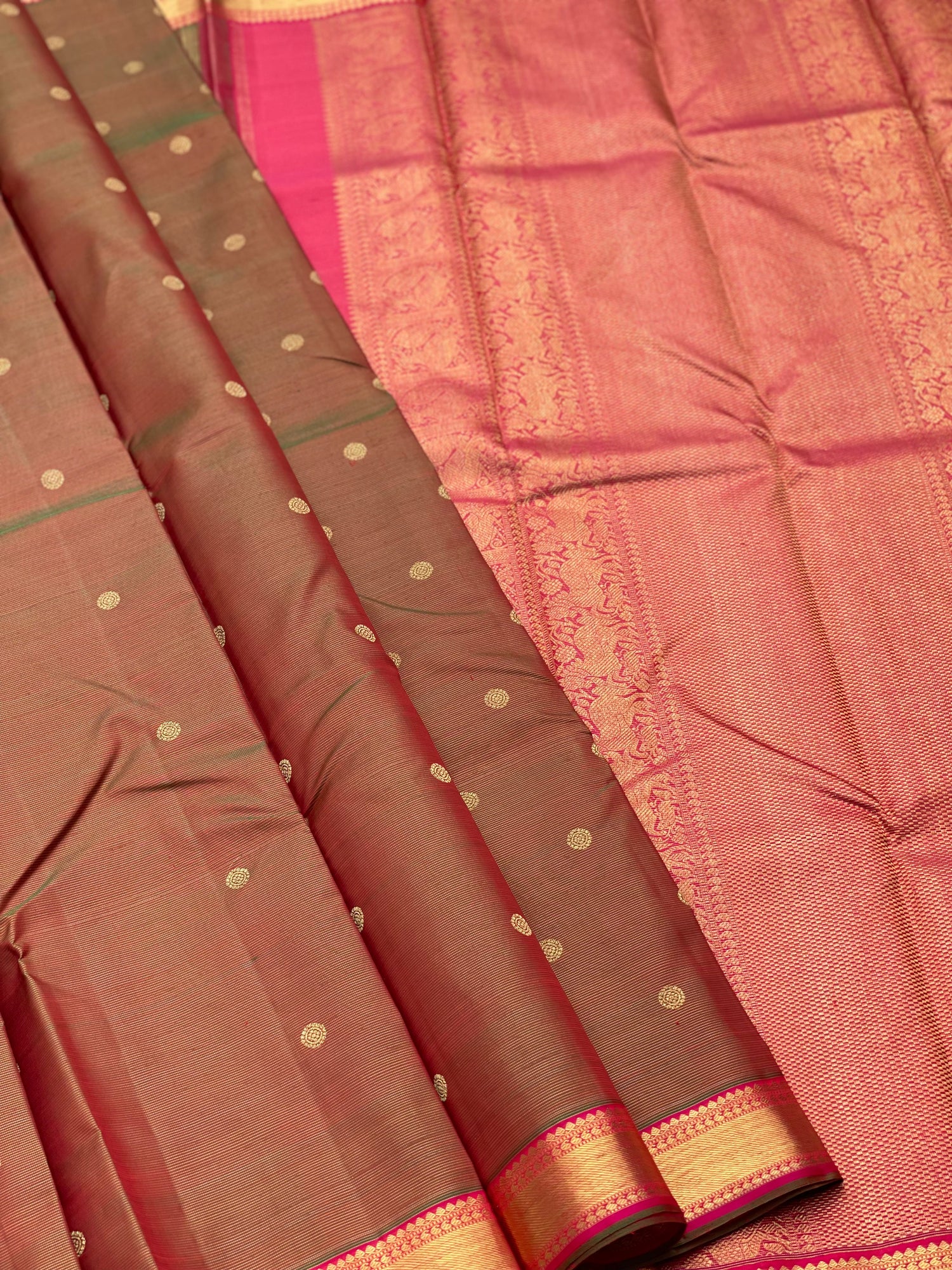 Vairaoosi Kanchivaram silk Saree in Maanthulir Shade