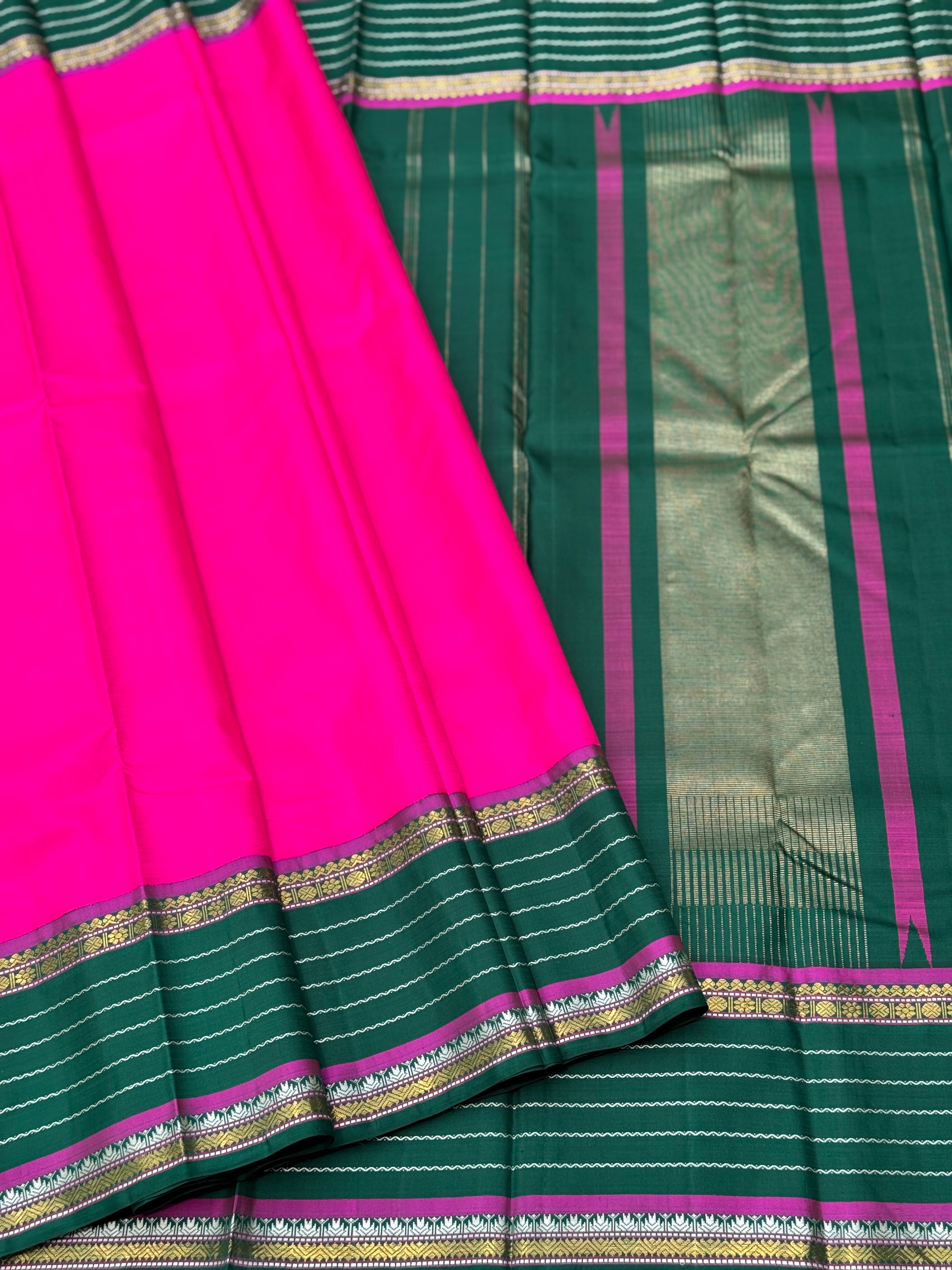 The masterfully crafted neli veldhari Kanchivaram silk saree features subtle pattu rose pink