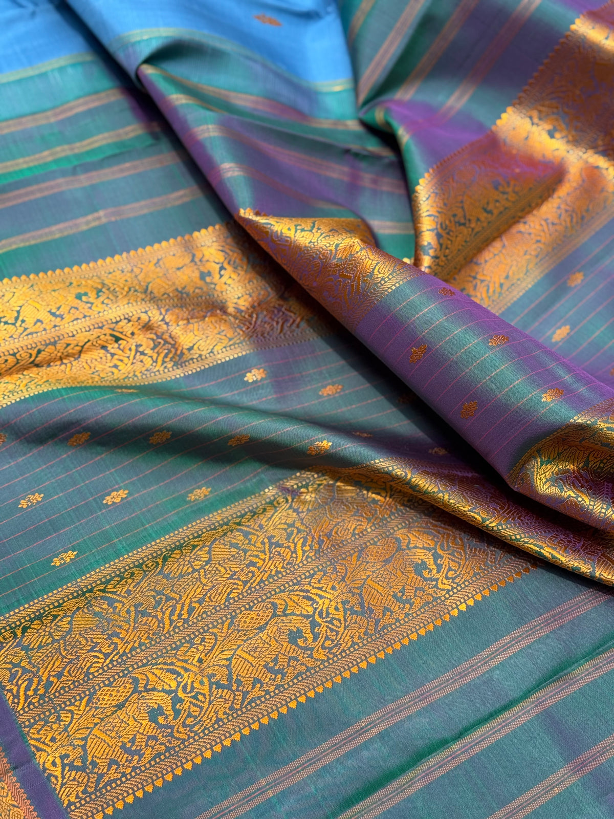 The masterfully crafted mayikazhuthu with blue Kanchivaram silk saree