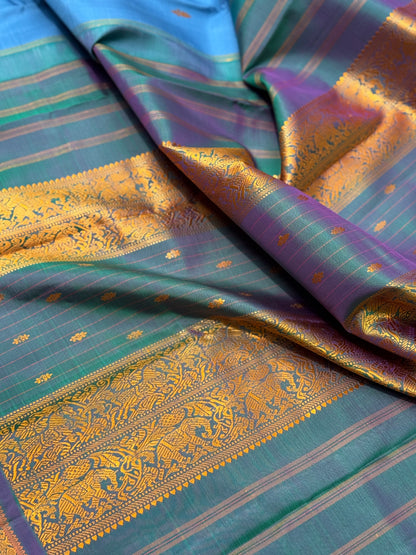 The masterfully crafted mayikazhuthu with blue Kanchivaram silk saree