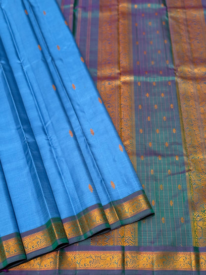 The masterfully crafted mayikazhuthu with blue Kanchivaram silk saree