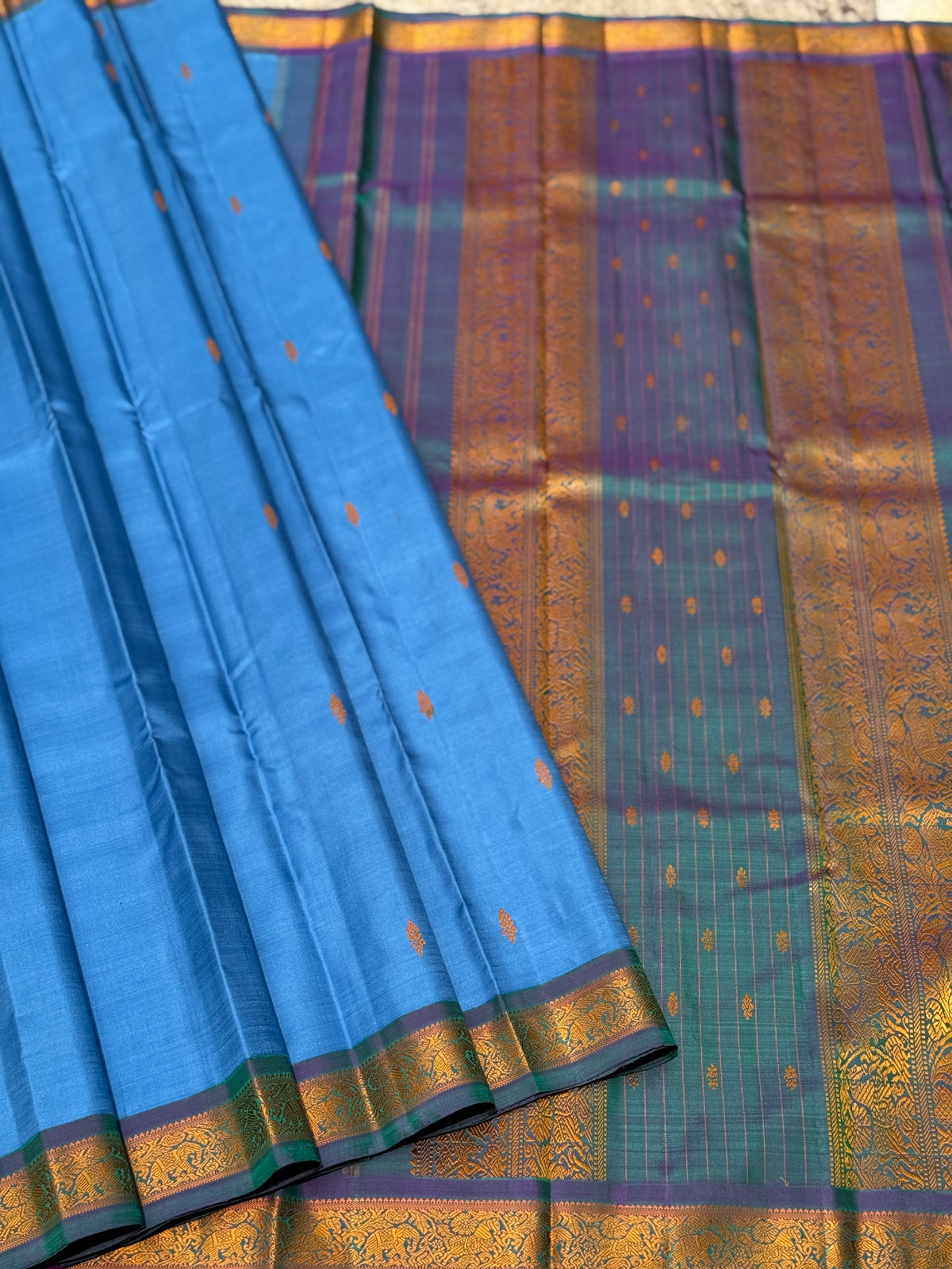 The masterfully crafted mayikazhuthu with blue Kanchivaram silk saree