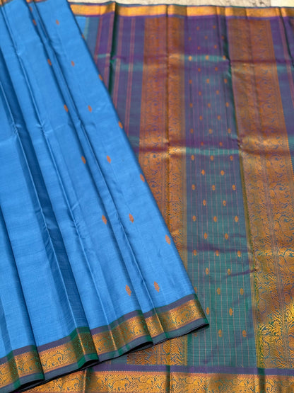 The masterfully crafted mayikazhuthu with blue Kanchivaram silk saree