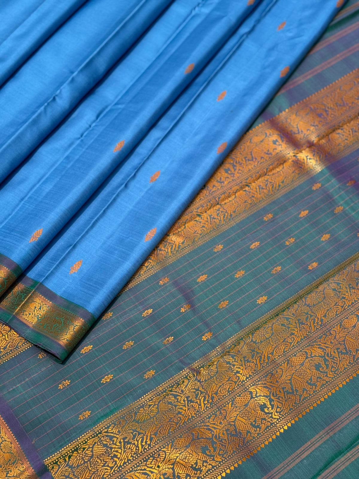 The masterfully crafted mayikazhuthu with blue Kanchivaram silk saree