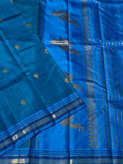 A deep blue meenpettu border kanchivaram silk with a classic kili pallu
