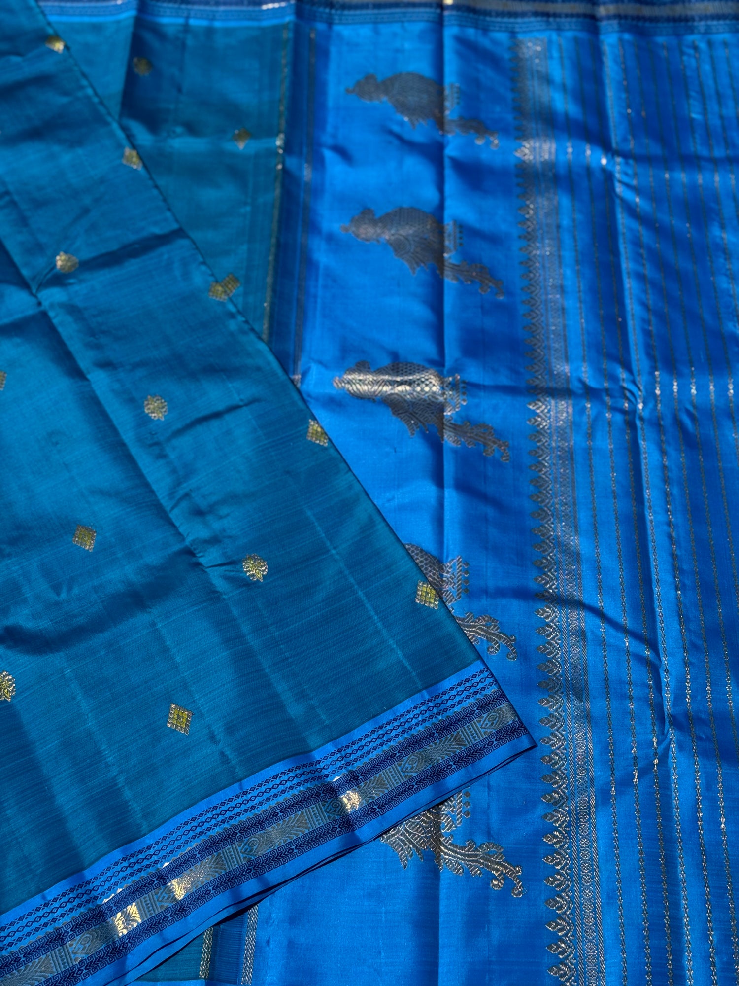 A deep blue meenpettu border kanchivaram silk with a classic kili pallu