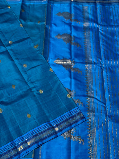 A deep blue meenpettu border kanchivaram silk with a classic kili pallu