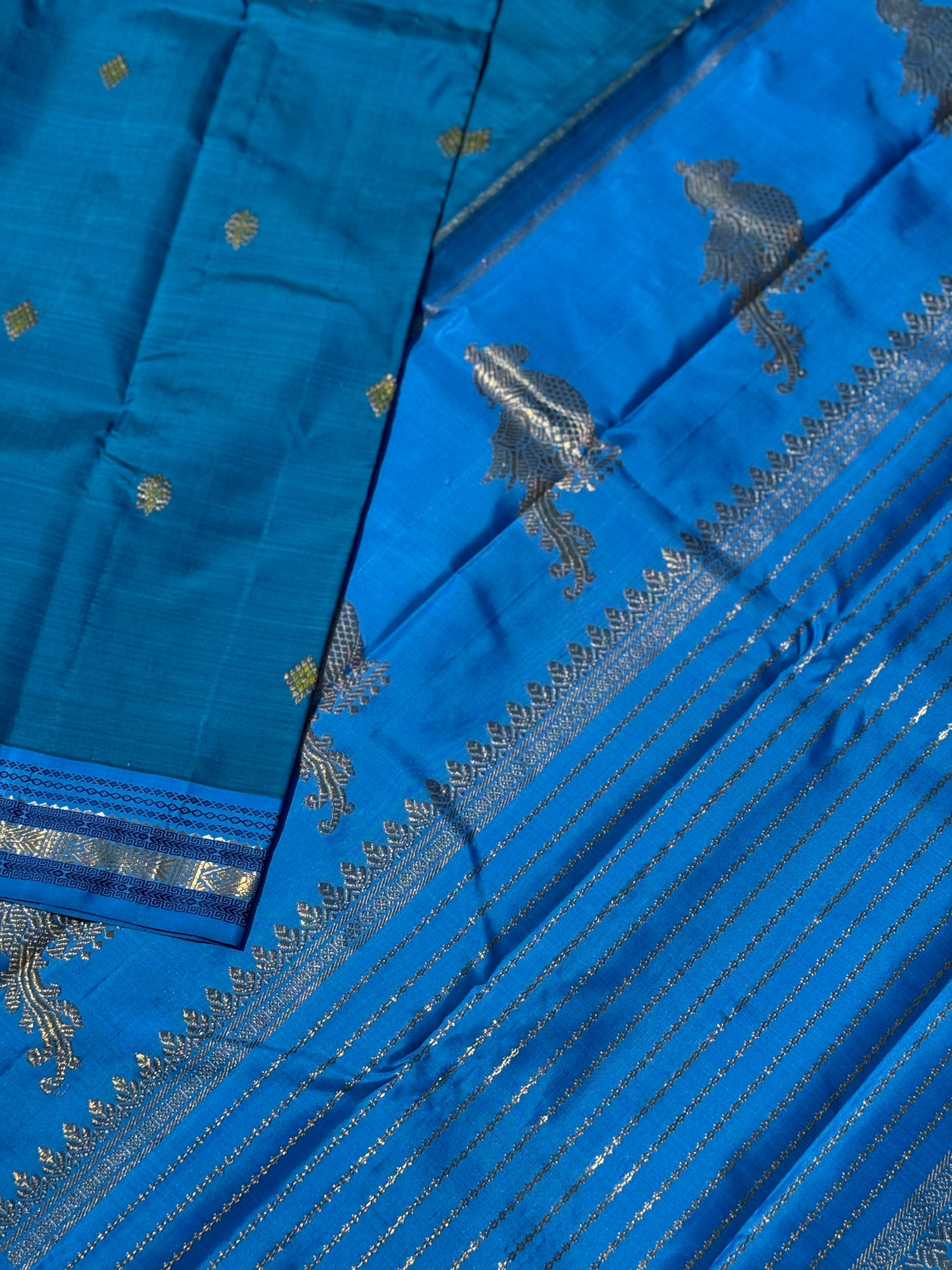 A deep blue meenpettu border kanchivaram silk with a classic kili pallu