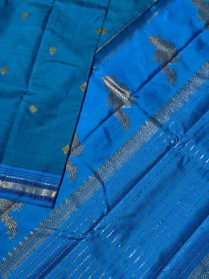 A deep blue meenpettu border kanchivaram silk with a classic kili pallu