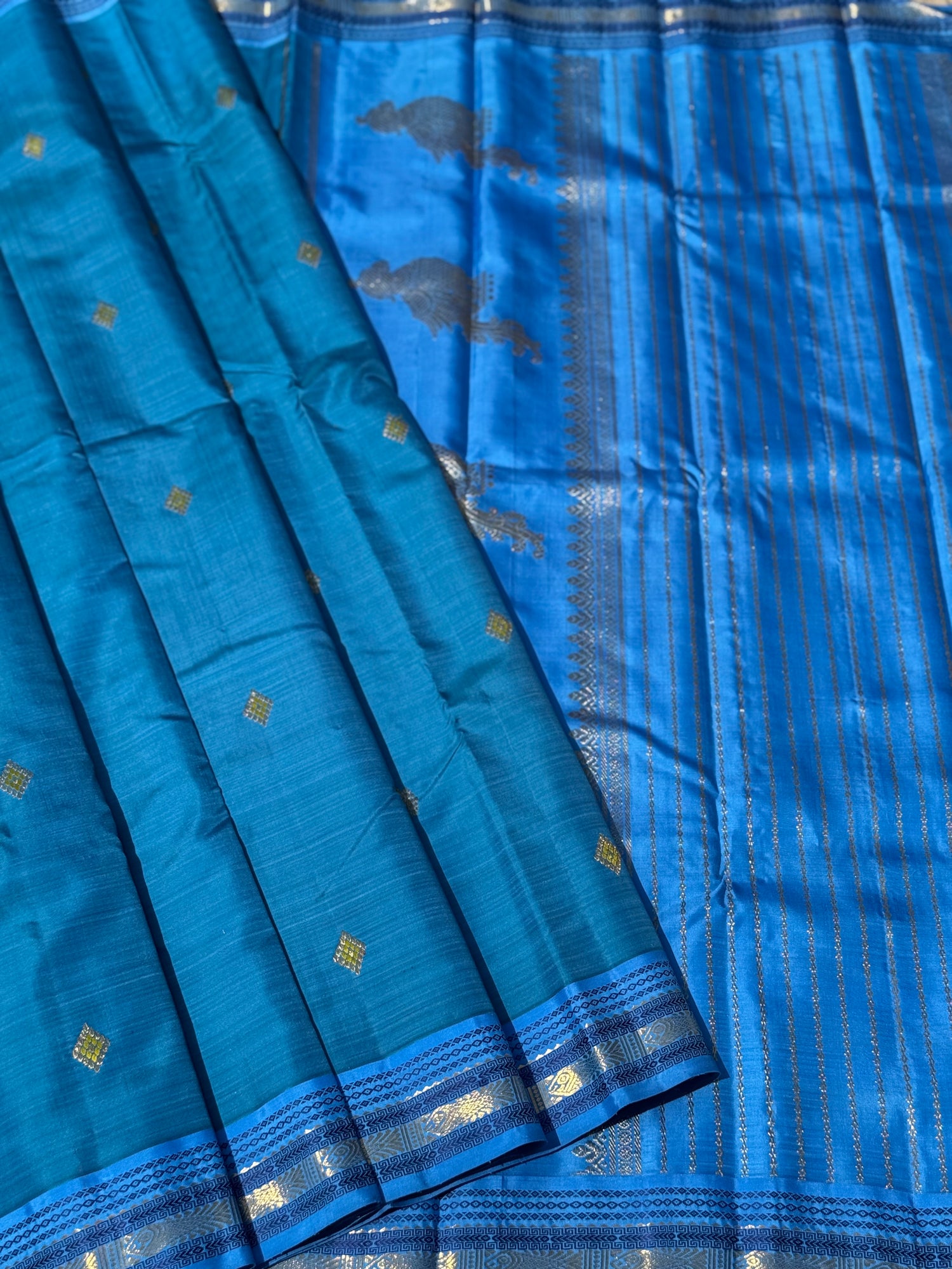 A deep blue meenpettu border kanchivaram silk with a classic kili pallu