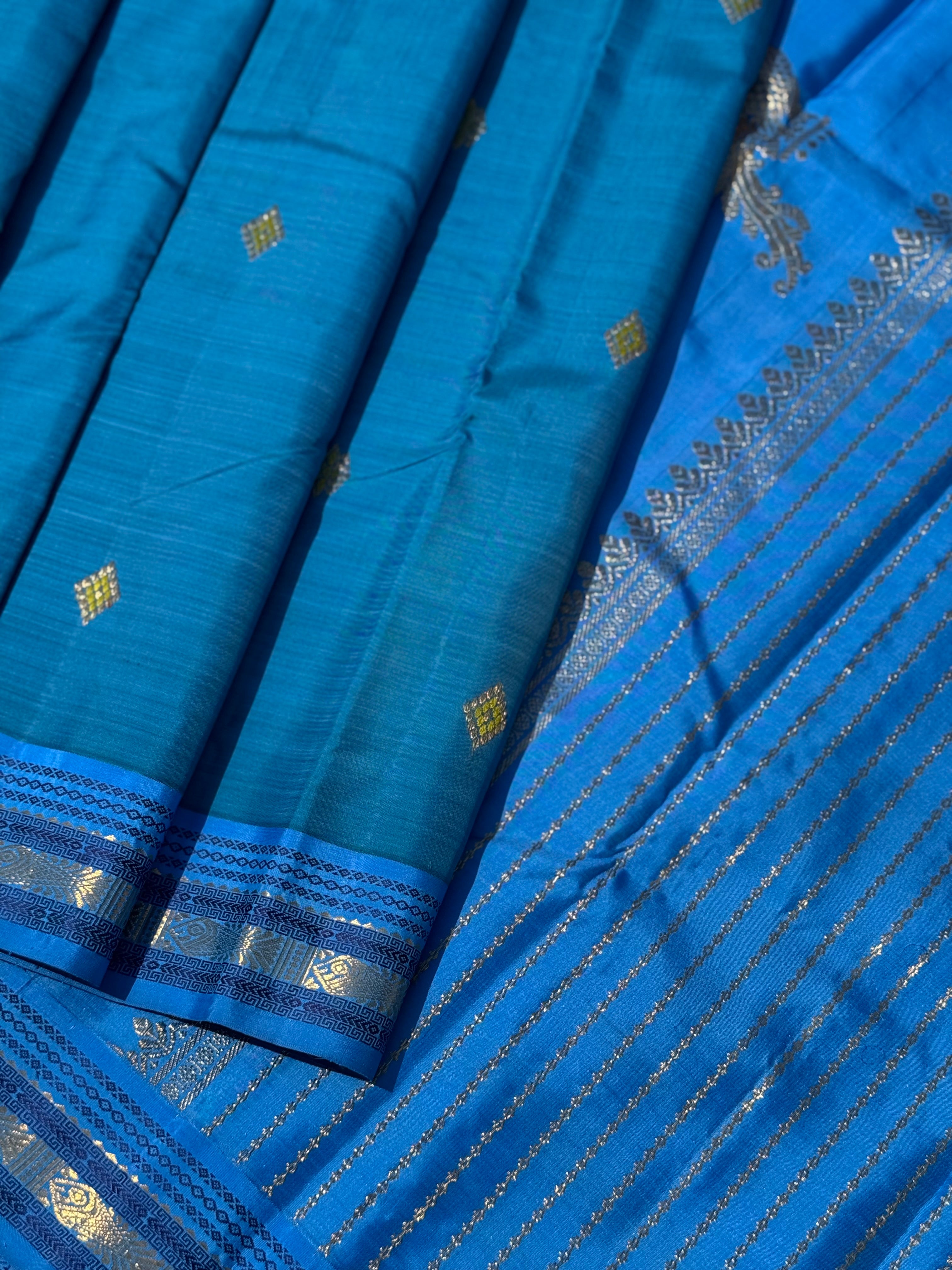 A deep blue meenpettu border kanchivaram silk with a classic kili pallu