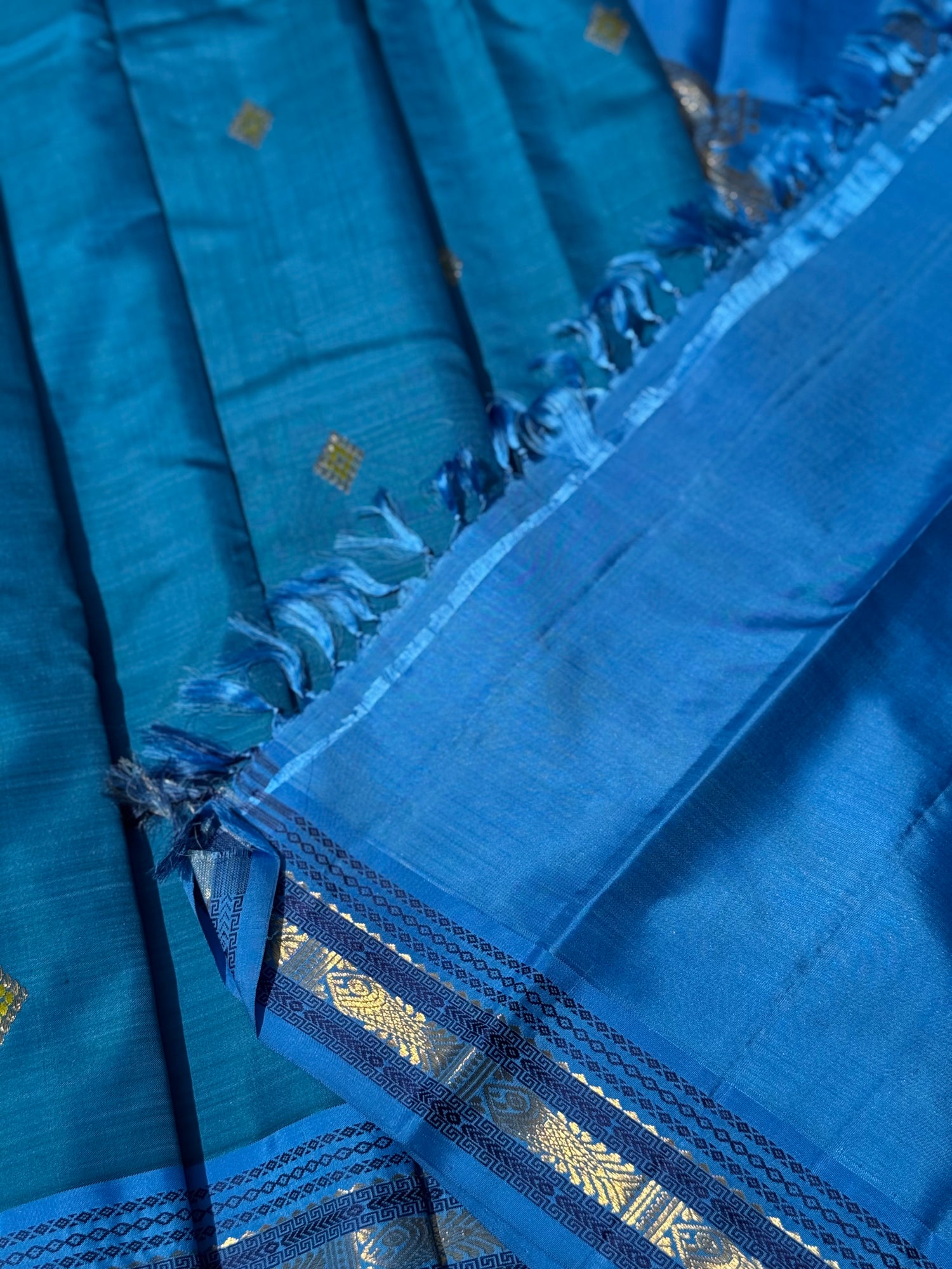 A deep blue meenpettu border kanchivaram silk with a classic kili pallu