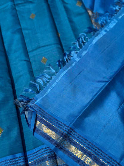 A deep blue meenpettu border kanchivaram silk with a classic kili pallu