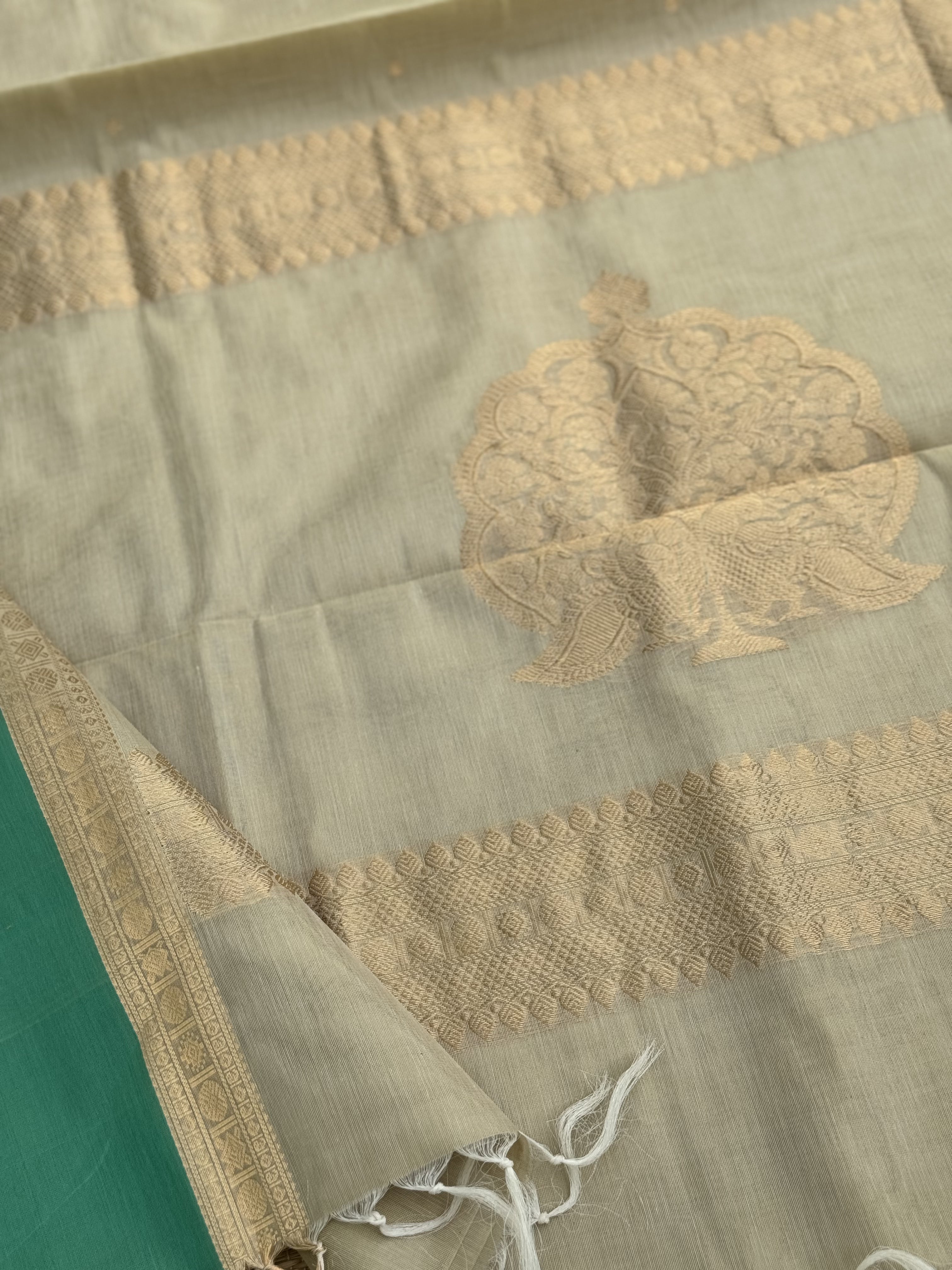 A gorgeous ivory gold shade handwoven Kanchi  silk cotton saree