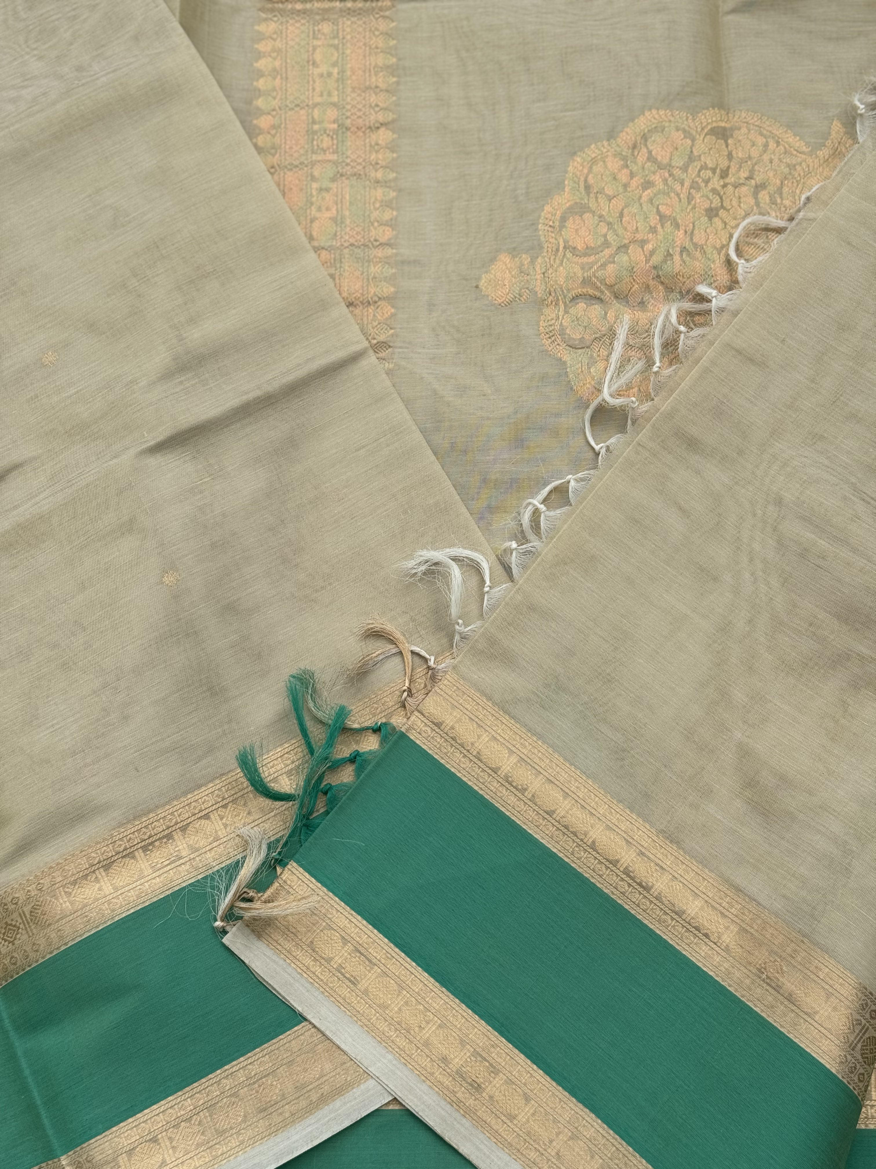 A gorgeous ivory gold shade handwoven Kanchi  silk cotton saree