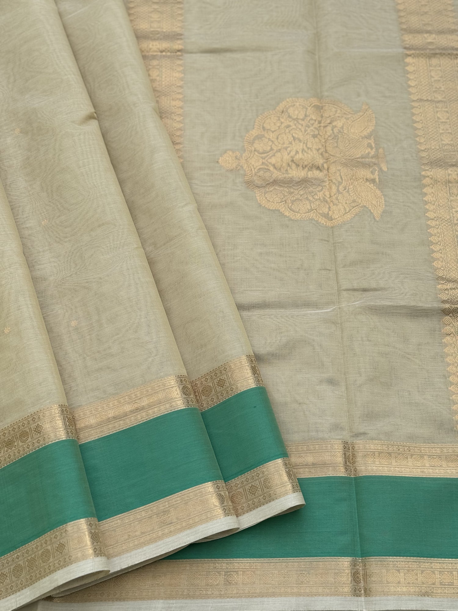 A gorgeous ivory gold shade handwoven Kanchi  silk cotton saree